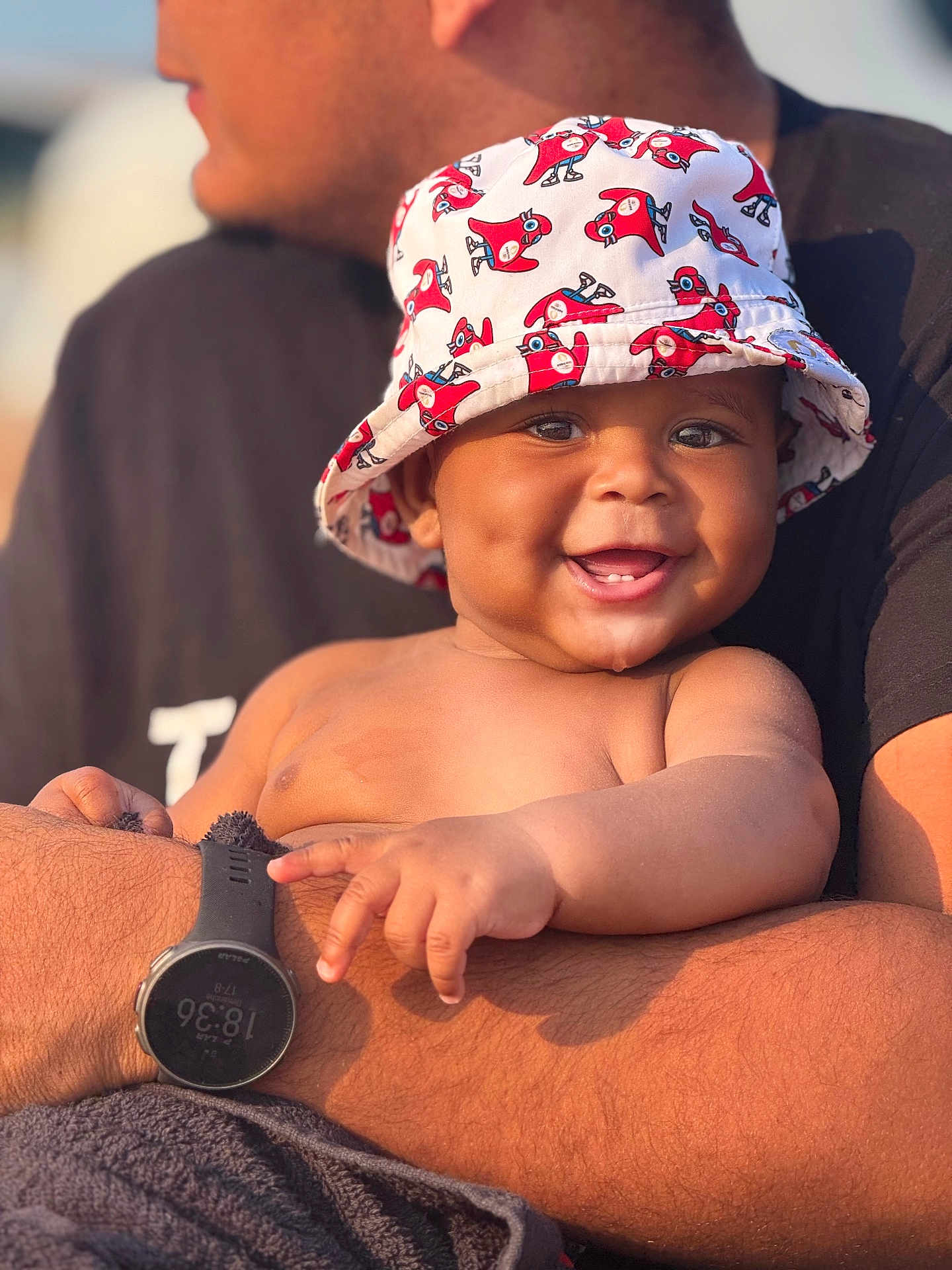 Jayden a rejoint le concours — aidez-le/la à gagner de superbes lots ! baby, child, hat, bucket_hat, smile, happy, arms, watch, adult, person, skin, face, outdoor, daylight, closeup, expression, clothing, holding, joyful, portrait
