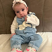 Emy a rejoint le concours — aidez-le/la à gagner de superbes lots ! baby, big_eyes, blanket, bow, closeup, couch, cozy, curious_expression, cute, denim_overalls, headband, indoor, infant, long_sleeve, pink_logo, portrait, shoe, sitting, sneakers, white_top