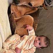 Emy a rejoint le concours — aidez-le/la à gagner de superbes lots ! baby, dog, couch, sofa, blanket, pajamas, infant, pet, companion, resting, fur, face, hand, indoor, cozy, bonding, portrait, cute, relaxed, home