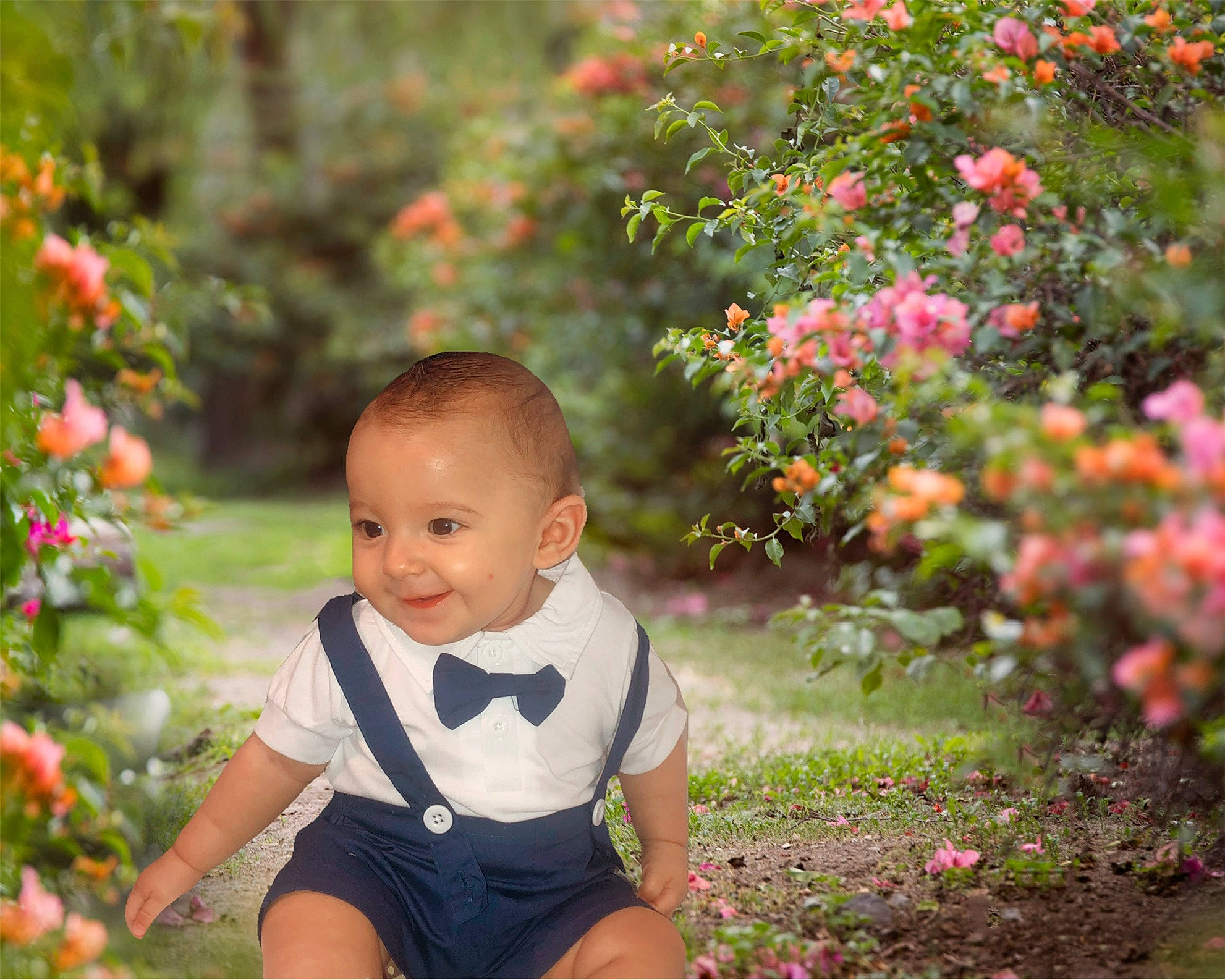 Lucas a rejoint le concours — aidez-le/la à gagner de superbes lots ! baby, baby_toddler_clothing, clothing, flash_photography, flower, flowering_plant, grass, happy, joy, leaf, leisure, light, morning, nature, people_in_nature, person, petal, plant, red, smile