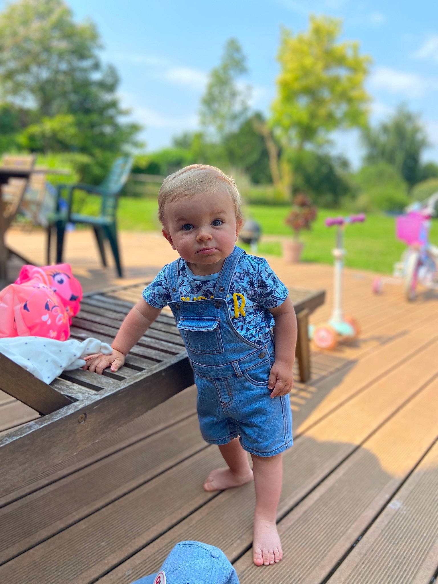 Liam a rejoint le concours — aidez-le/la à gagner de superbes lots ! baby, baby_toddler_clothing, child, city, cloud, deck, electric_blue, fun, grass, happy, leisure, person, play, recreation, shorts, sky, t_shirt, toddler, tree, wood