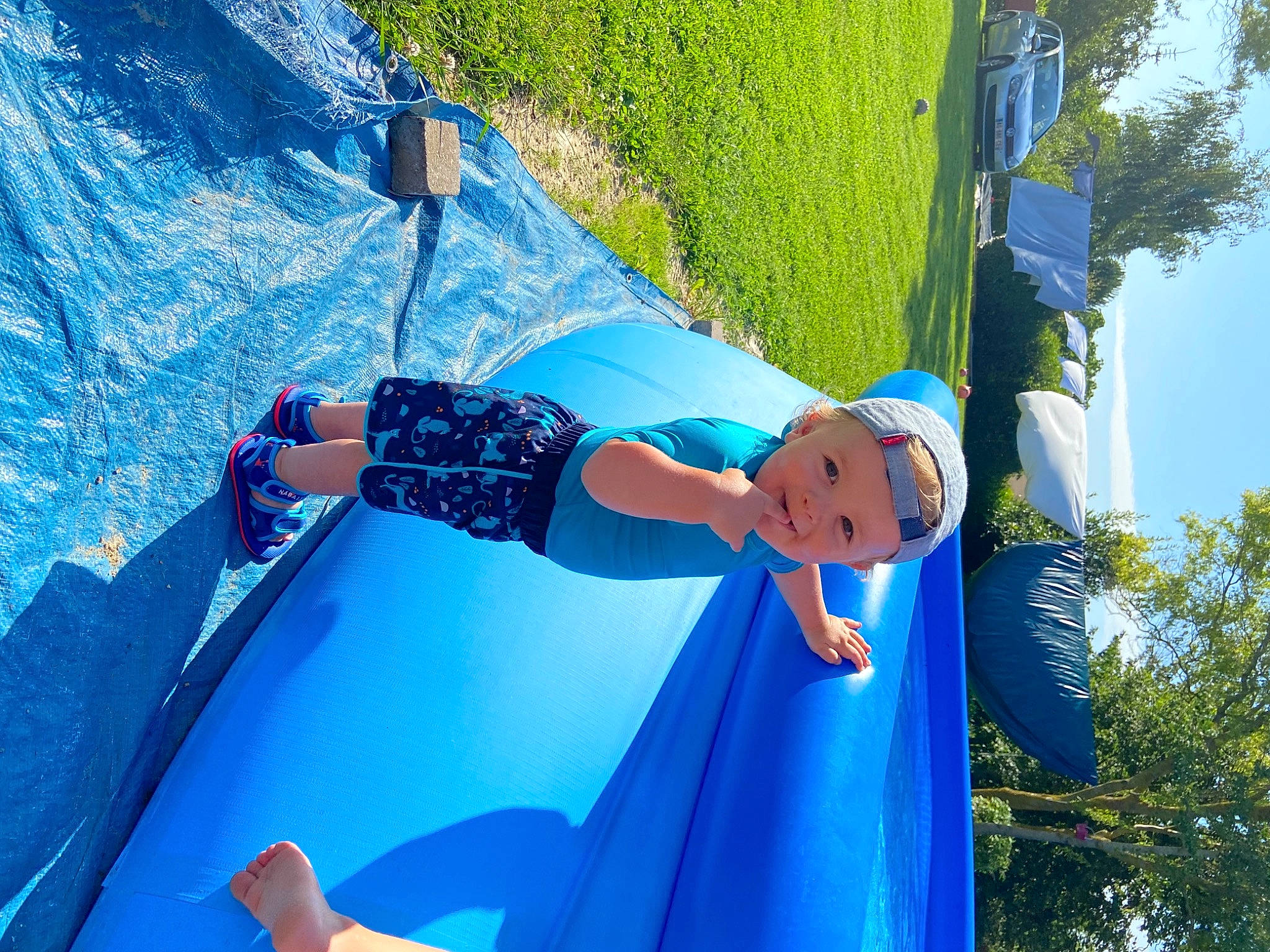 Liam participe au concours pour gagner de l'argent avec cette photo : azure, blue, boats_and_boating_equipment_and_supplies, electric_blue, fun, grass, happy, hat, headwear, leisure, outdoor_play_equipment, people_in_nature, person, plant, pole, recreation, slope, summer, toddler, travel