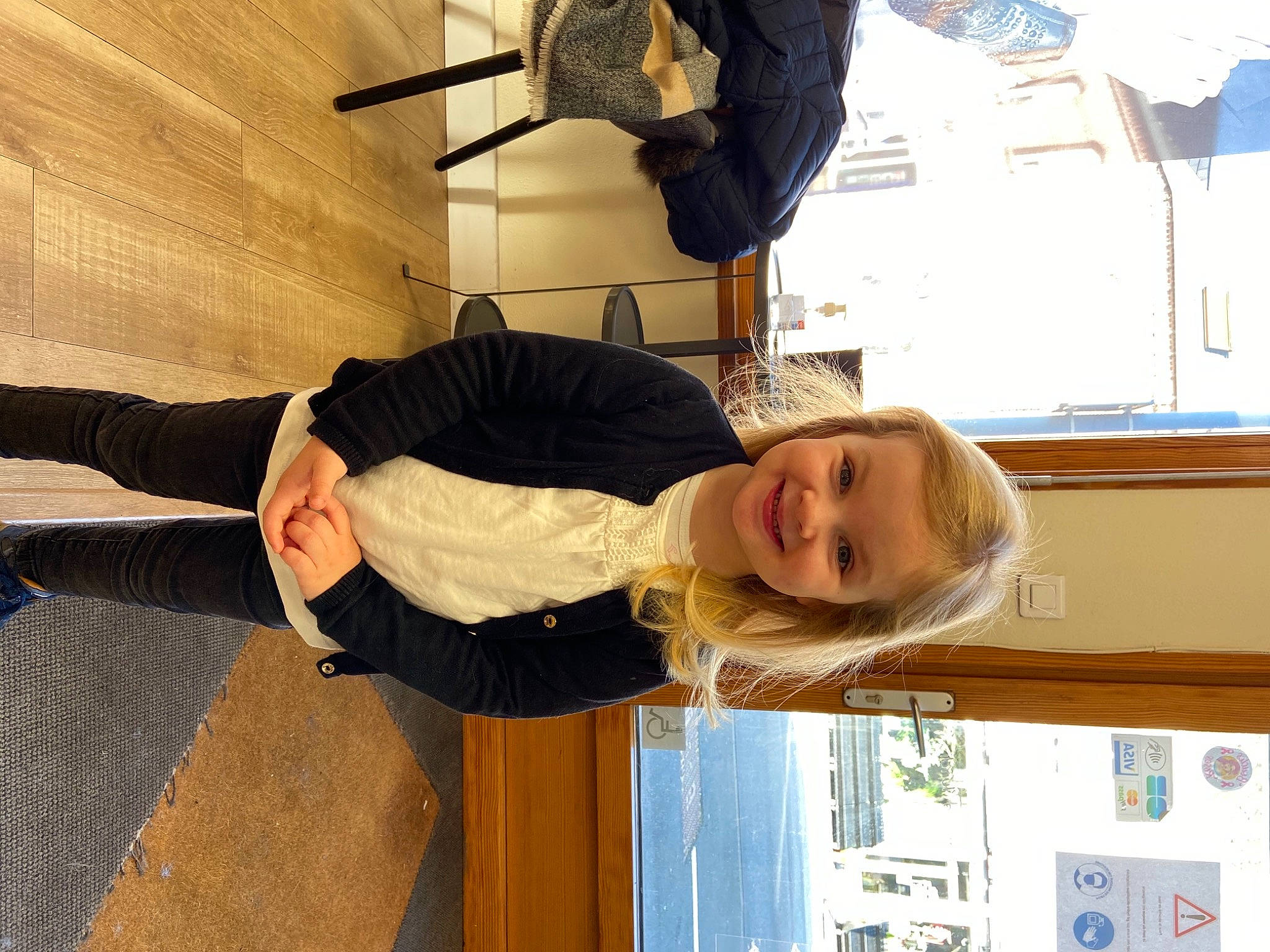 Liam a rejoint le concours — aidez-le/la à gagner de superbes lots ! child, door, elbow, flooring, fun, happy, hat, human_leg, joy, leisure, person, photography, room, smile, toddler, travel, tree, wood