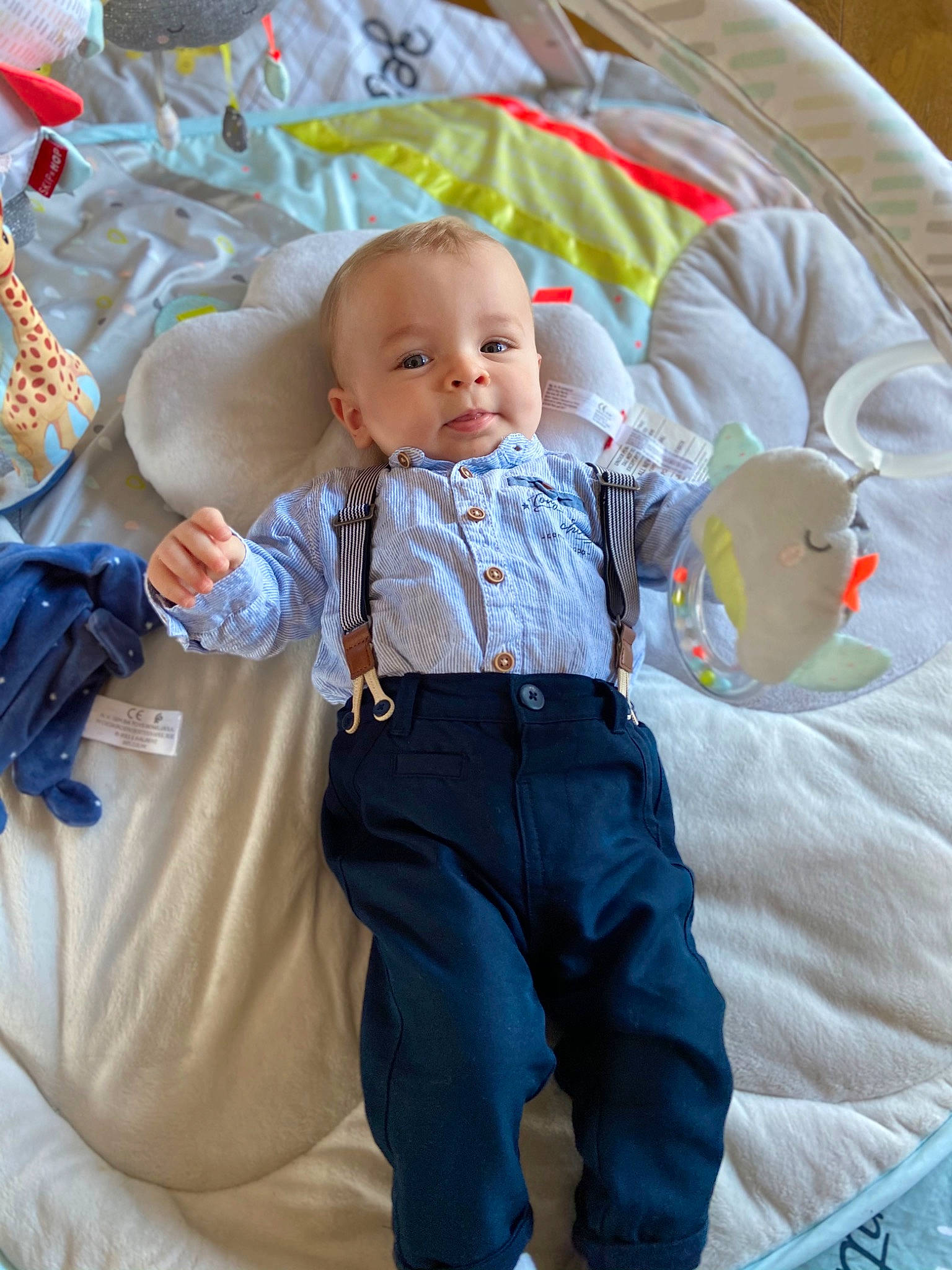 Liam participe au concours pour gagner de l'argent avec cette photo : baby, baby_products, baby_toddler_clothing, child, comfort, couch, event, formal_wear, fun, happy, lap, linens, person, room, sitting, sleeve, textile, throw_pillow, tie, toddler
