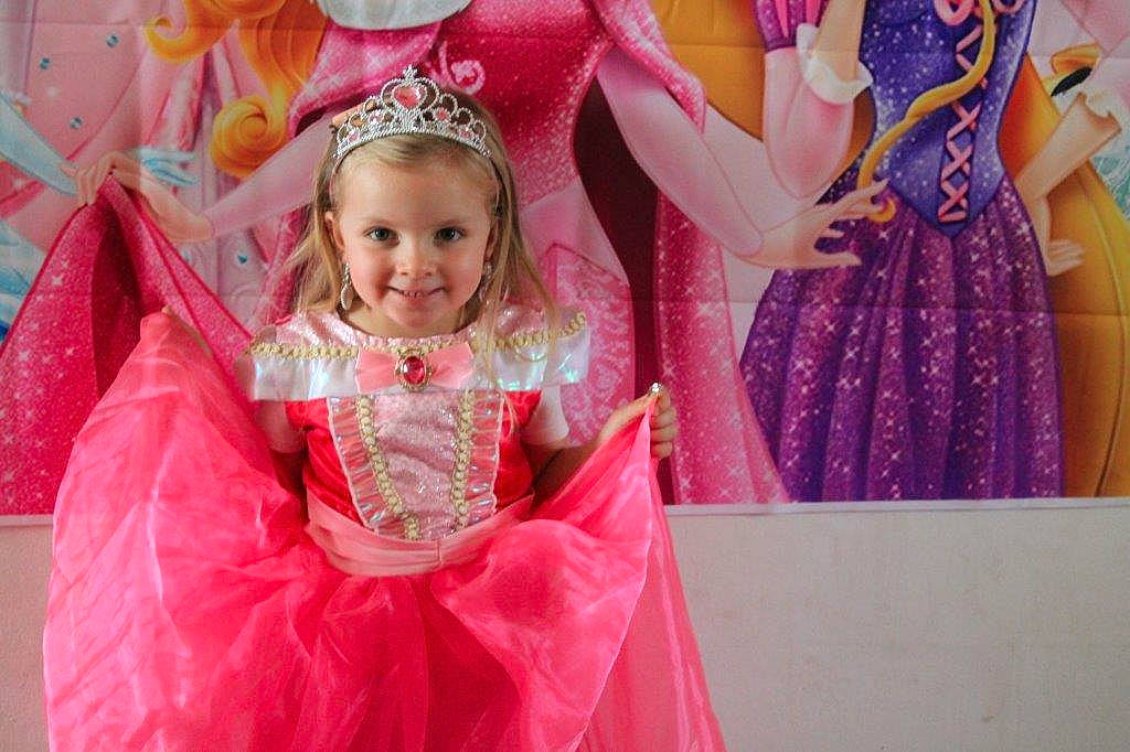 Laly participe au concours pour gagner de l'argent avec cette photo : baby_toddler_clothing, child, crown, dress, embellishment, entertainment, event, fashion_design, formal_wear, fun, happy, headpiece, joy, magenta, peach, person, pink, satin, smile, textile