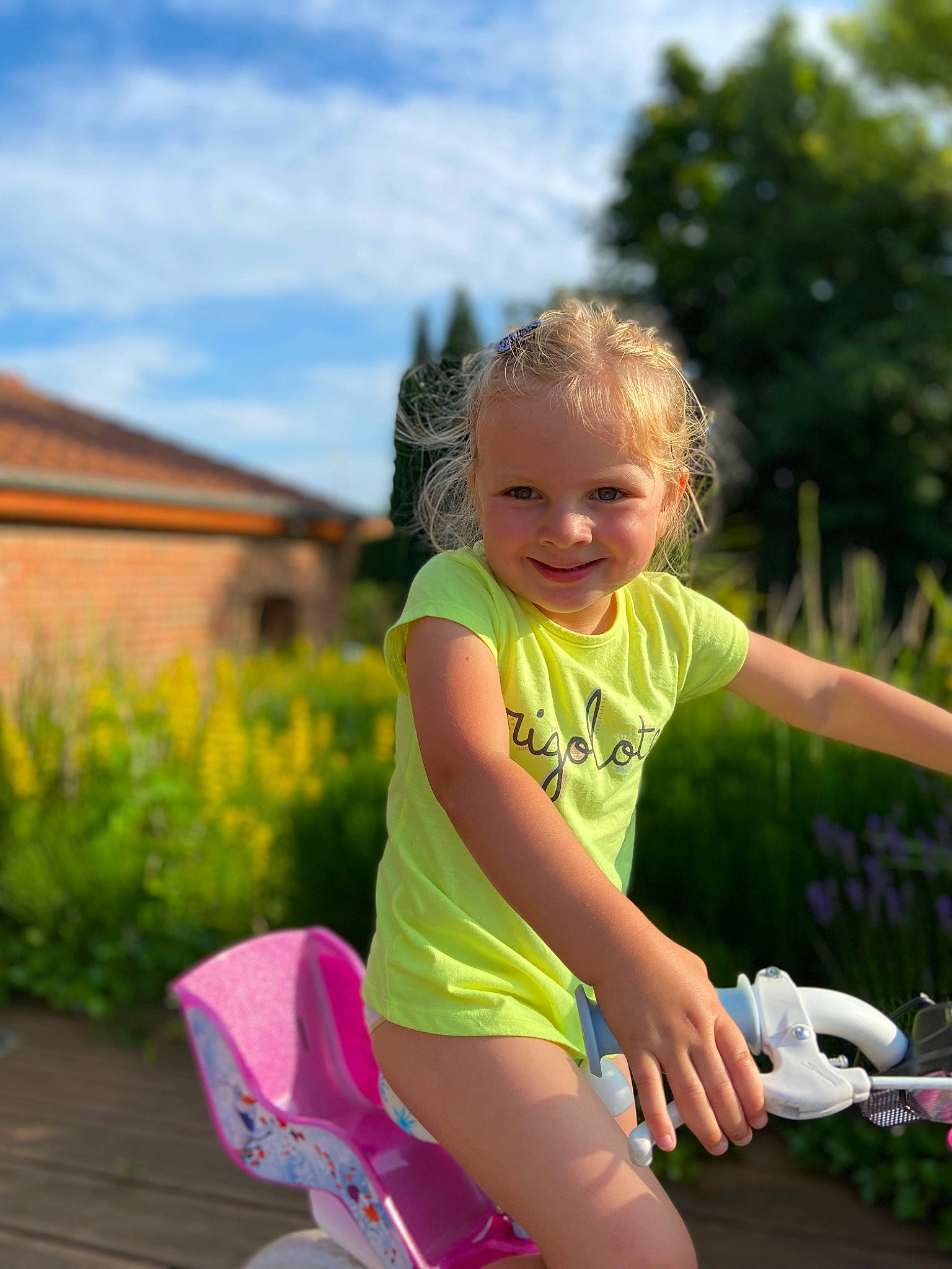 Laly participe au concours pour gagner de l'argent avec cette photo : blond, child, cloud, fun, grass, happy, human_leg, joy, landscape, leisure, magenta, people_in_nature, person, plant, recreation, shorts, sky, smile, summer, thigh