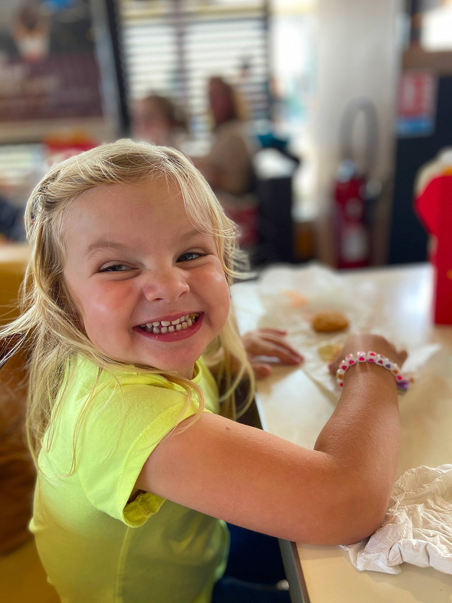 Laly a rejoint le concours — aidez-le/la à gagner de superbes lots ! blond, chair, child, event, fun, hand, happy, joy, laugh, leisure, party, person, play, recreation, room, sitting, smile, t_shirt, table, toddler