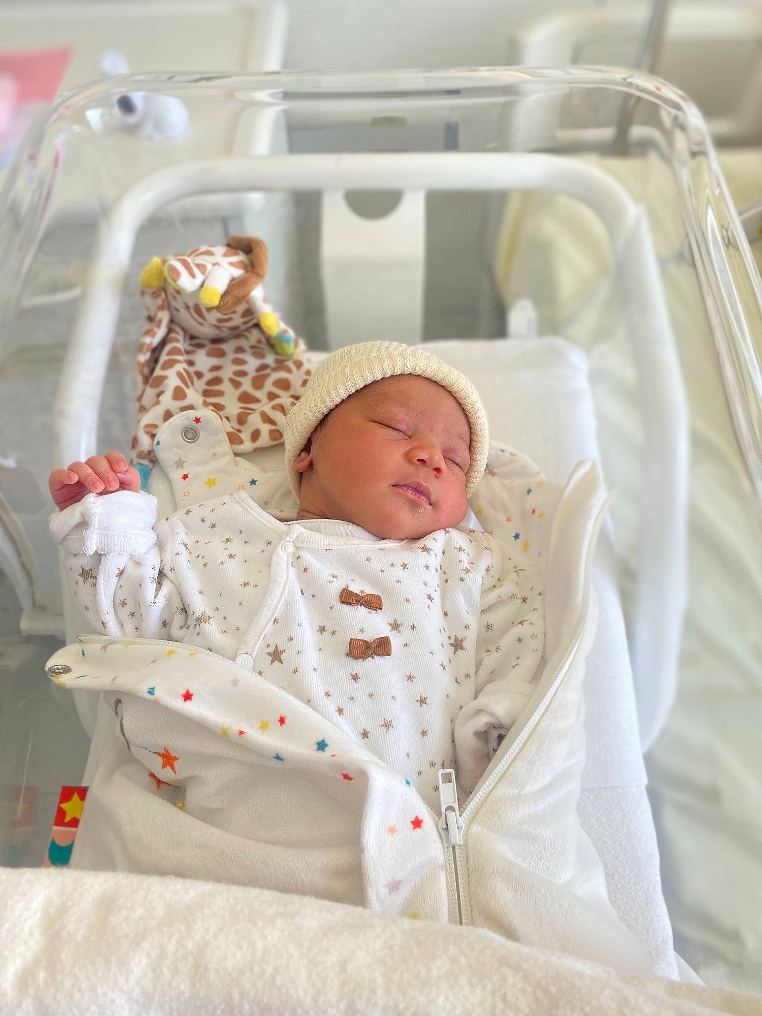 Mia a rejoint le concours — aidez-le/la à gagner de superbes lots ! baby, baby_products, baby_safety, baby_sleeping, baby_toddler_clothing, bedding, bedtime, child, comfort, event, hospital, infant_bed, laundry_room, linens, nap, person, room, sleep, sunglasses, toddler