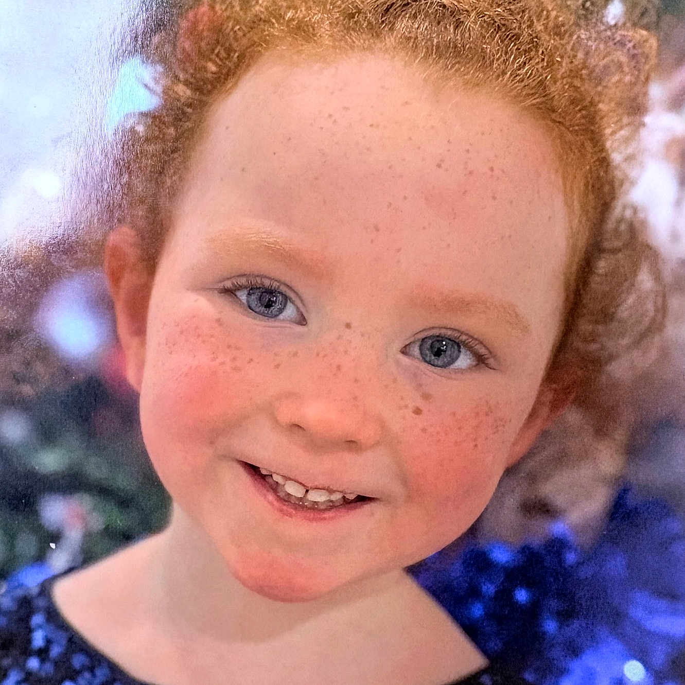Kathy a rejoint le concours — aidez-le/la à gagner de superbes lots ! background, blue_eyes, child, closeup, clothing, curly_hair, cute, face, fashion, freckles, happy, joy, natural_light, person, portrait, red_hair, sequins, smile, sparkle, young