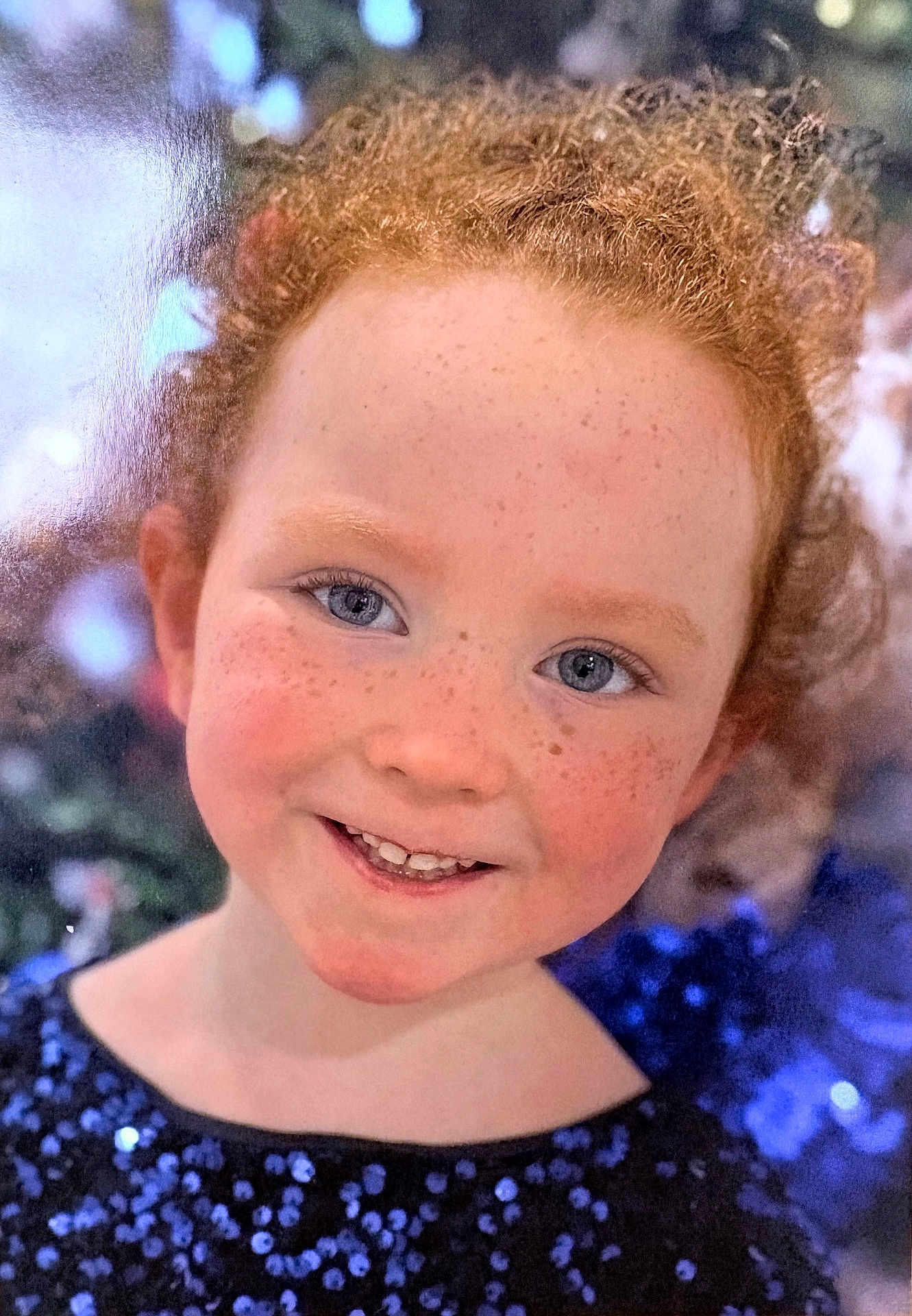 Kathy a rejoint le concours — aidez-le/la à gagner de superbes lots ! child, red_hair, freckles, blue_eyes, smile, portrait, face, curly_hair, sequins, clothing, young, happy, closeup, person, cute, fashion, sparkle, natural_light, background, joy