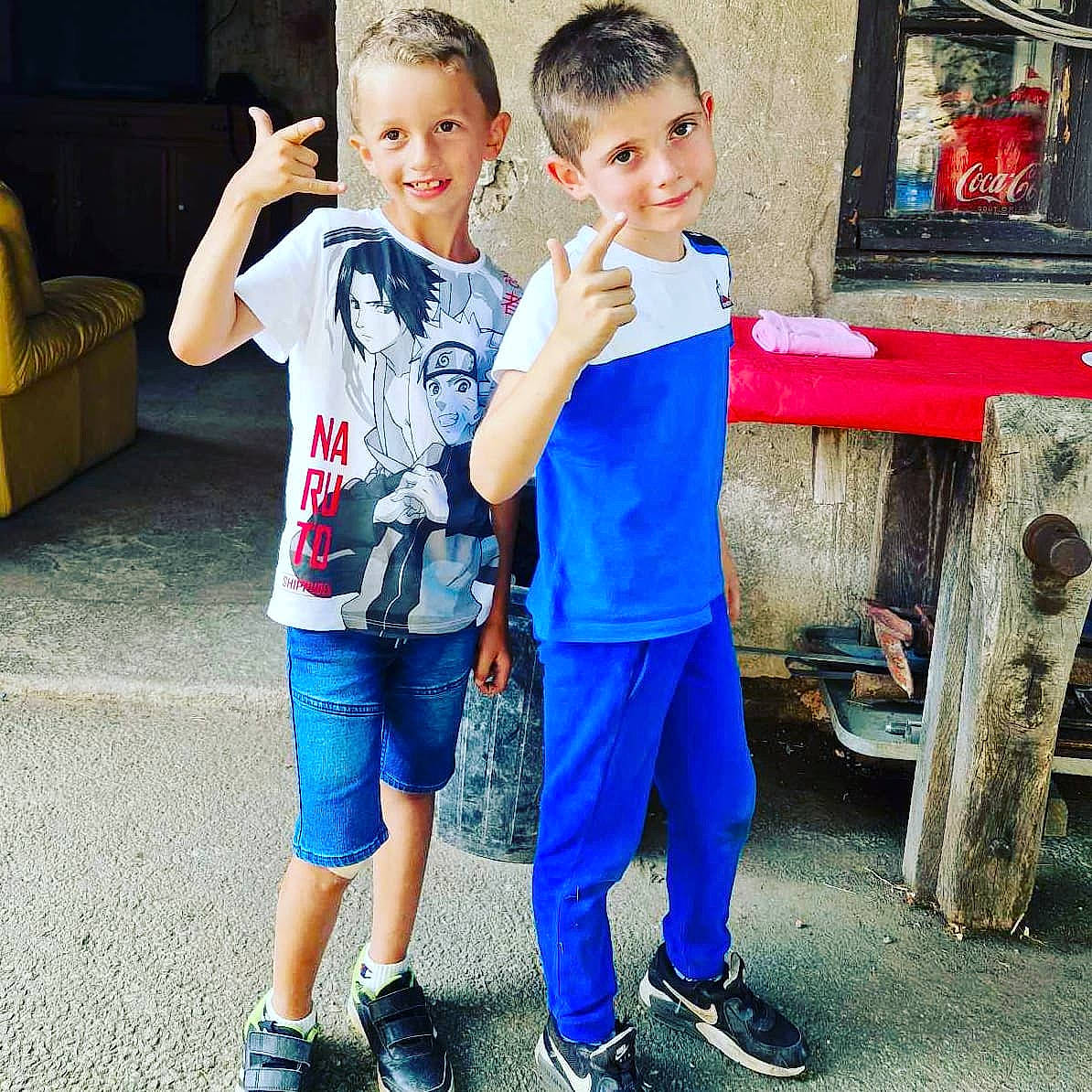 Nathan participe au concours pour gagner de l'argent avec cette photo : child, cool, electric_blue, fun, gesture, hairstyle, happy, joy, leisure, people, person, recreation, shoe, shorts, shoulder, sleeve, smile, sneakers, standing, style