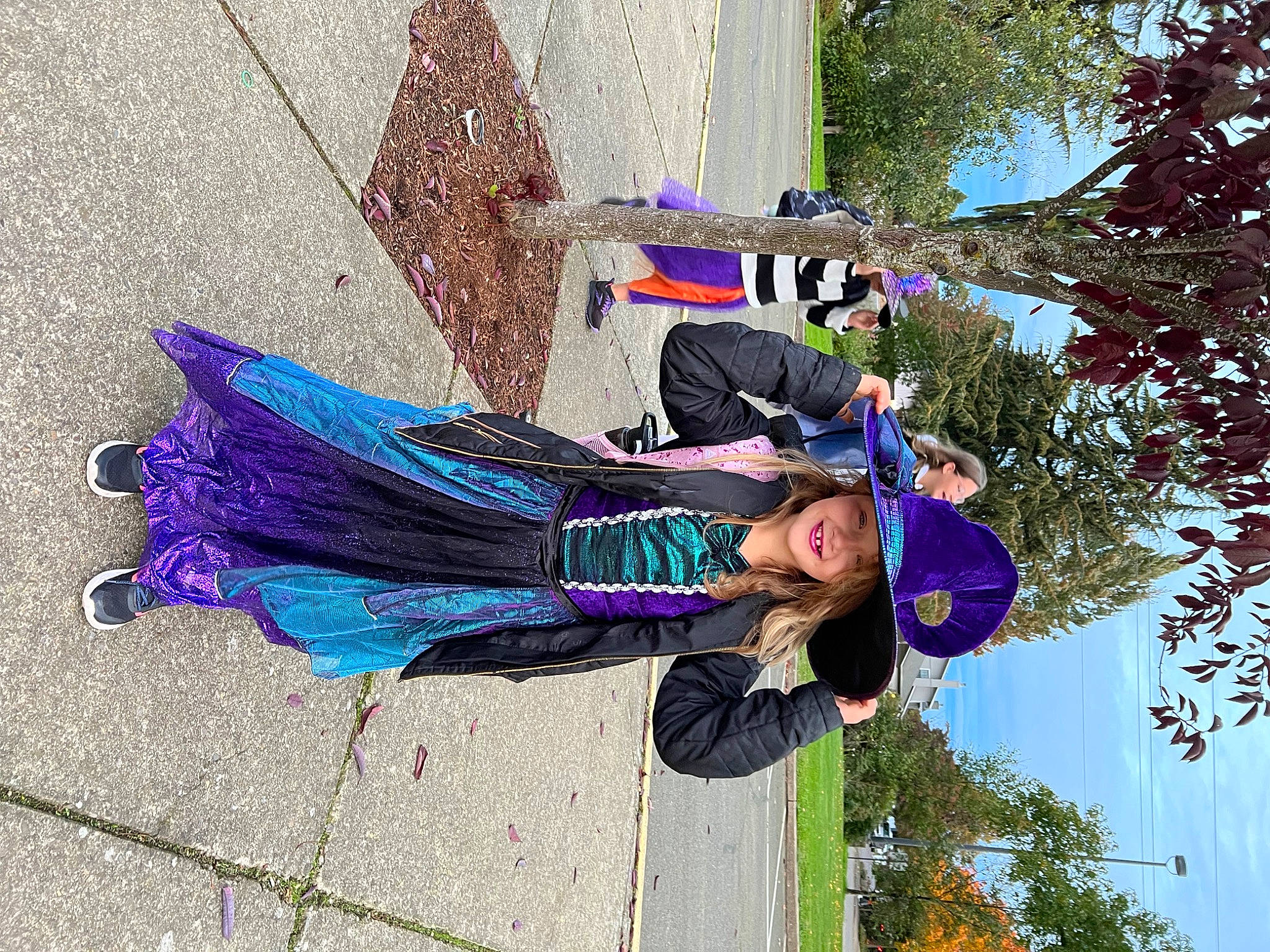 Lillyonna is registered to the contest to win money with this photo: art, costume, costume_design, electric_blue, event, fun, headwear, joy, leisure, magenta, people_in_nature, person, pink, plant, purple, recreation, road_surface, sidewalk, tree, visual_arts