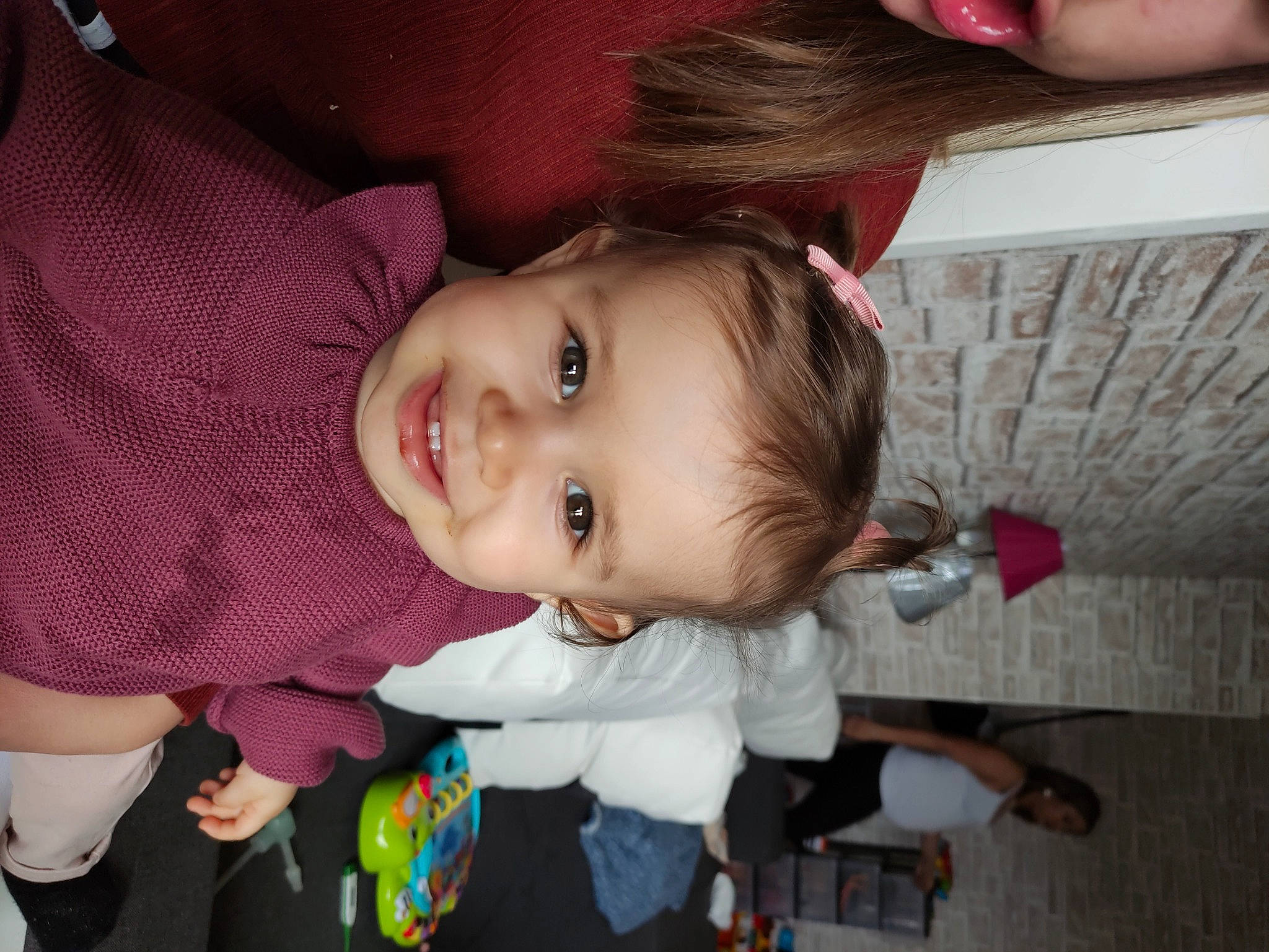 Kaly participe au concours pour gagner de l'argent avec cette photo : cheek, ear, eye, eyelash, face, facial_expression, finger, forehead, hair, hairstyle, happy, human_body, iris, joy, lip, mammal, mouth, nose, person, pink