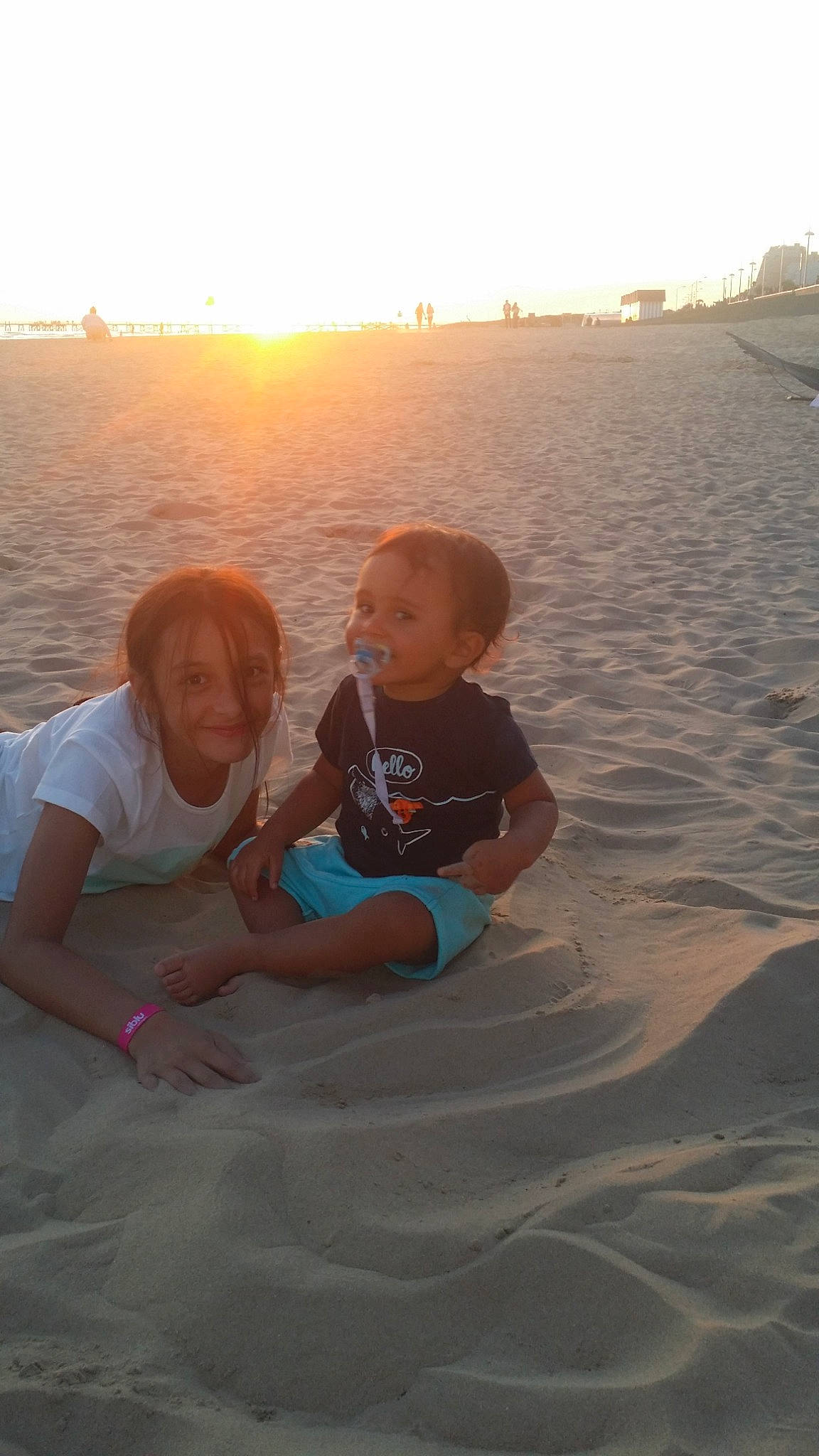 Yanis participe au concours pour gagner de l'argent avec cette photo : beach, child, fun, happy, joy, landscape, leisure, ocean, person, sand, sea, sky, summer, sunlight, sunset, toddler, vacation