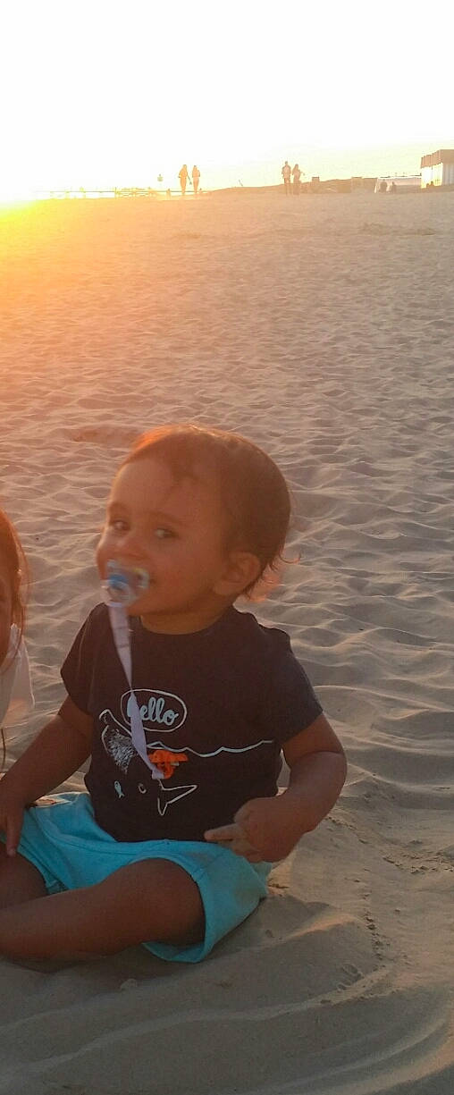 Yanis a rejoint le concours — aidez-le/la à gagner de superbes lots ! beach, cheek, child, fun, happy, leisure, neck, nose, ocean, person, photography, sand, sea, sitting, skin, sky, summer, sunlight, toddler, vacation