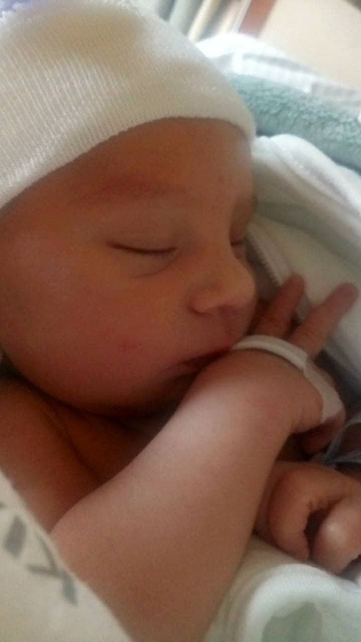 Yanis participe au concours pour gagner de l'argent avec cette photo : baby, bedtime, birth, cheek, child, close_up, eye, eyebrow, face, finger, hand, head, headwear, lip, mouth, nap, nose, person, skin, sleep
