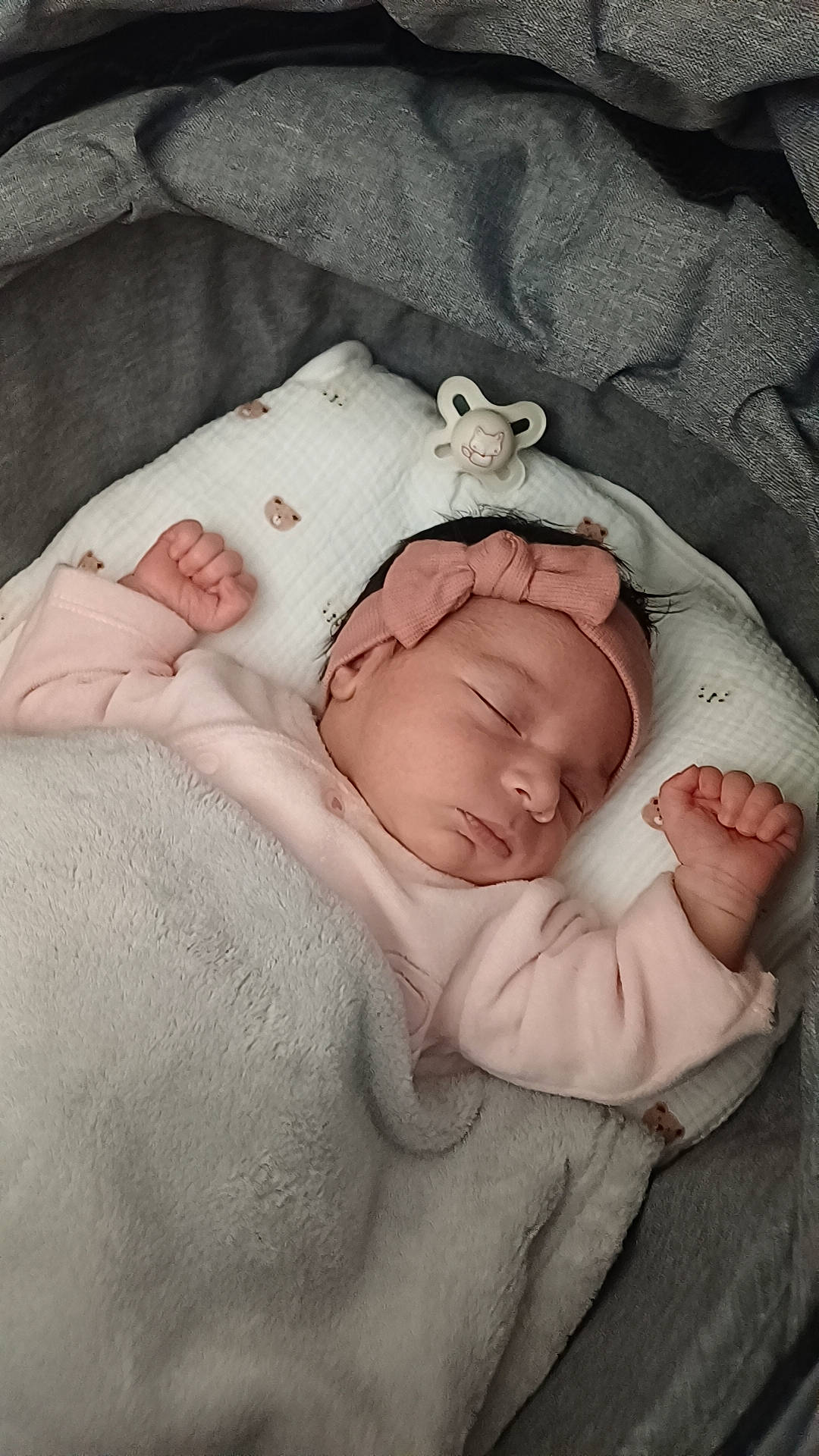 Alyah participe au concours pour gagner de l'argent avec cette photo : baby, baby_products, baby_sleeping, baby_toddler_clothing, bedding, bedtime, cheek, child, comfort, gesture, hand, head, headgear, linens, nap, person, product, skin, sleeve, textile