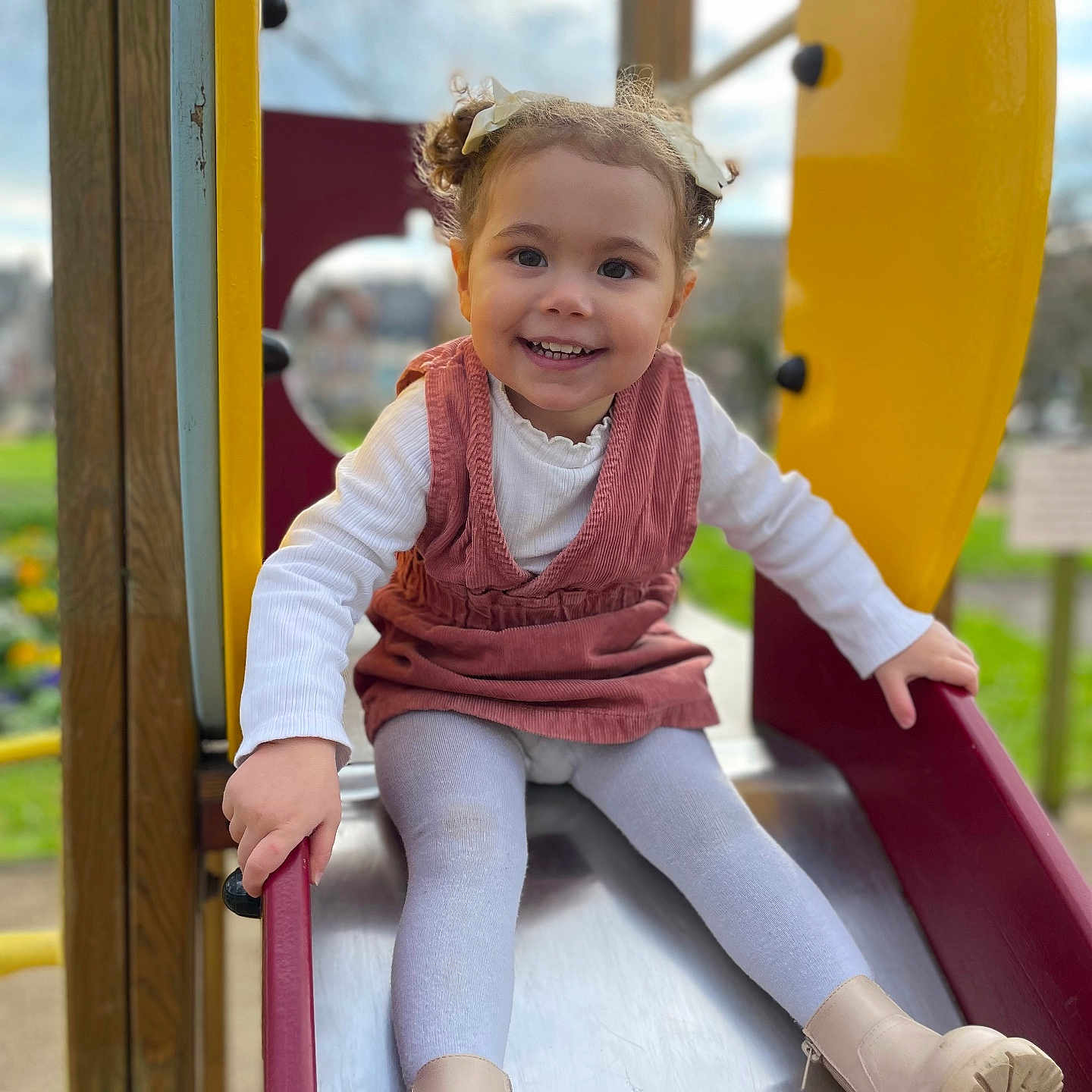 Kaïnah a rejoint le concours — aidez-le/la à gagner de superbes lots ! child, clothing, face, female, footwear, girl, grass, head, outdoorplayarea, outdoors, pants, person, photography, plant, playarea, portrait, shoe, slide, sneaker, toy