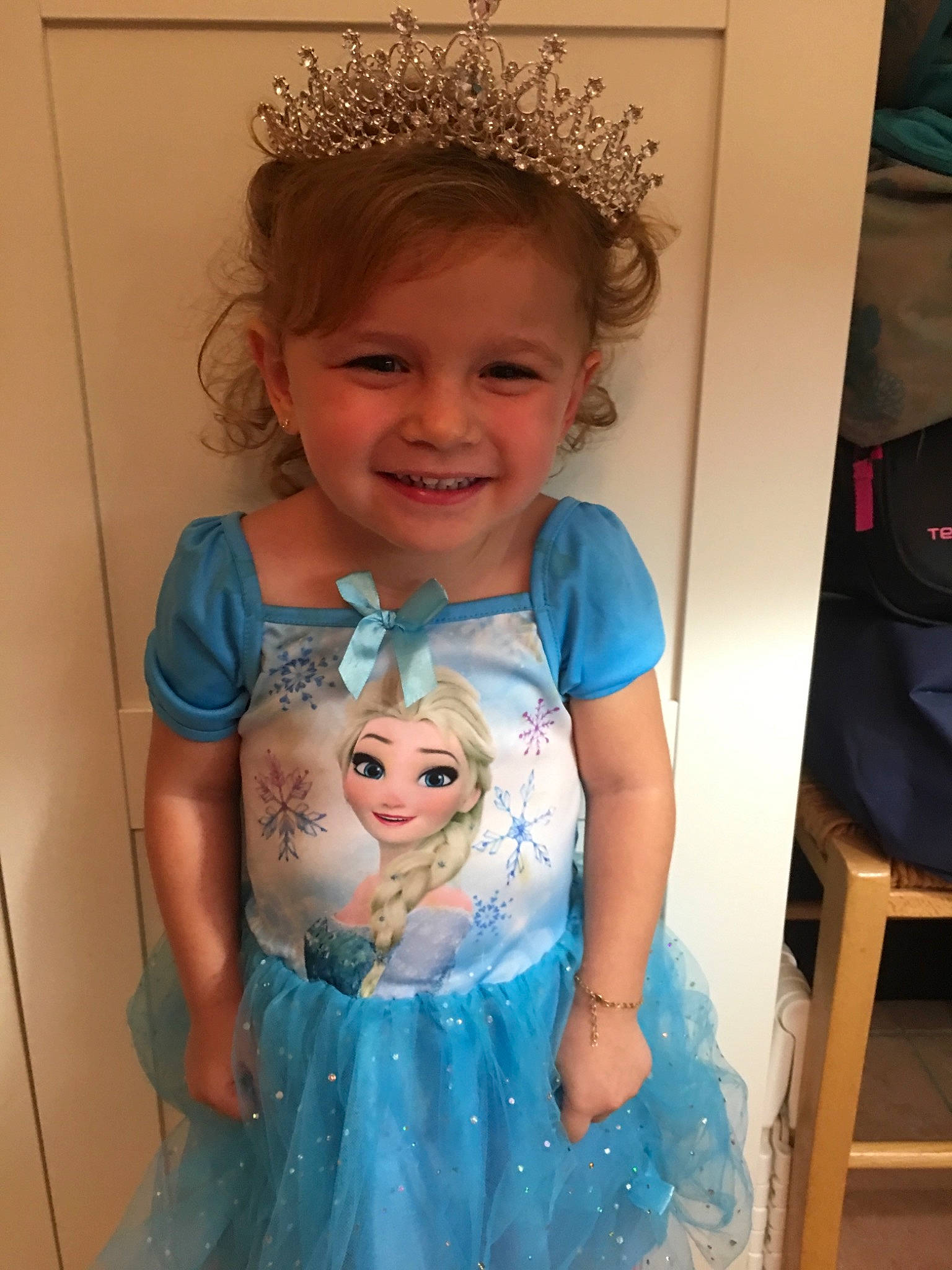 Alycia participe au concours pour gagner de l'argent avec cette photo : blue, child, cool, costume, day, dress, fun, girl, hair, hair_accessory, hairstyle, head, human_hair_color, infant, iris, joy, person, product, skin, smile