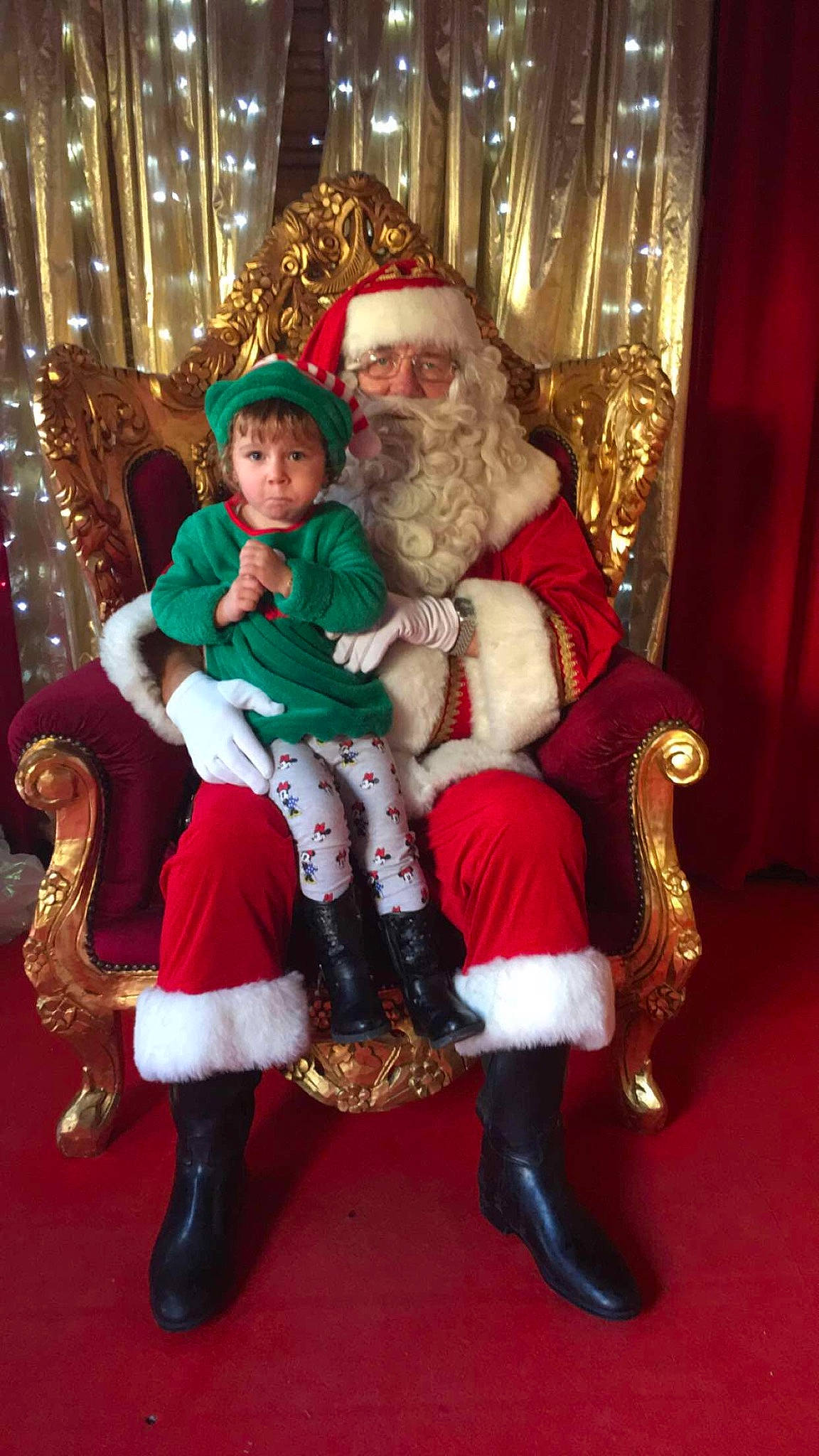 Alycia participe au concours pour gagner de l'argent avec cette photo : christmas, christmas_decoration, event, fictional_character, holiday, lap, person, santa_claus