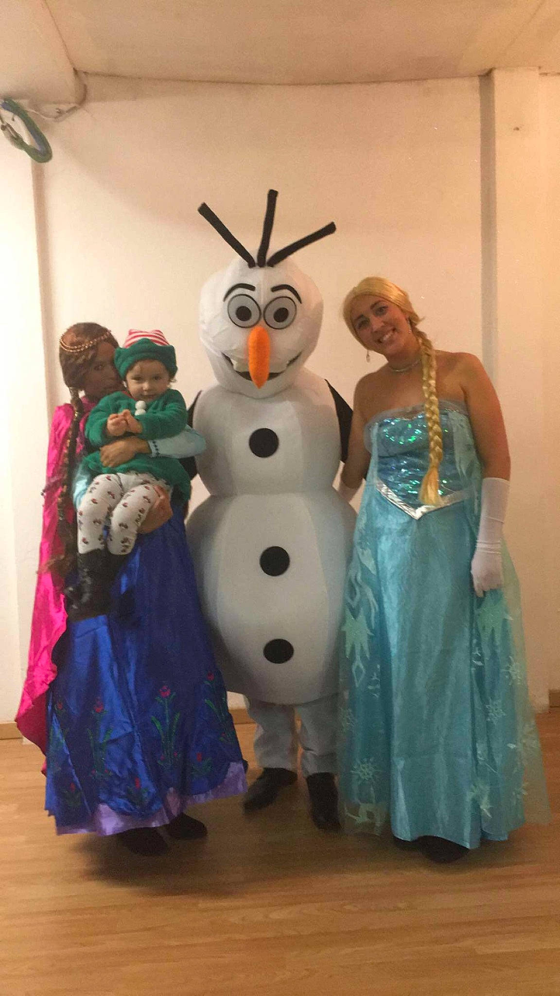 Alycia participe au concours pour gagner de l'argent avec cette photo : art, costume, fun, joy, mascot, person, textile