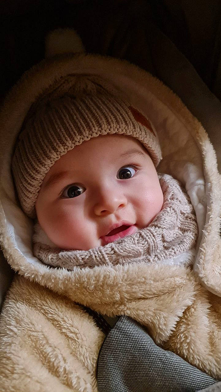 Valentin a rejoint le concours — aidez-le/la à gagner de superbes lots ! baby, cap, cheek, clothing, eye, eyebrow, face, head, headgear, headwear, iris, knit_cap, lip, mouth, nose, outerwear, person, skin, textile, toddler