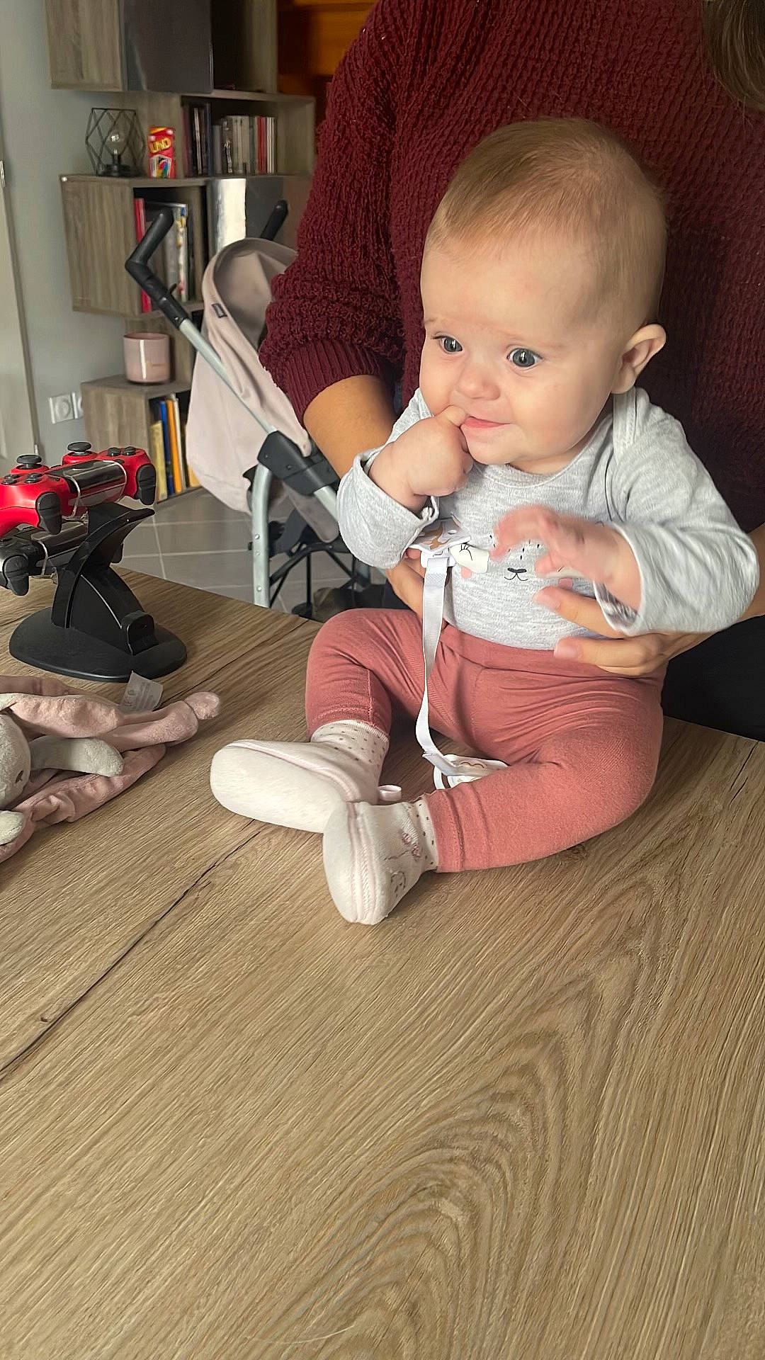 Laura a rejoint le concours — aidez-le/la à gagner de superbes lots ! baby, baby_toddler_clothing, cheek, child, comfort, finger, floor, flooring, foot, hardwood, head, human_leg, joint, knee, lap, leg, person, skin, thigh, toddler