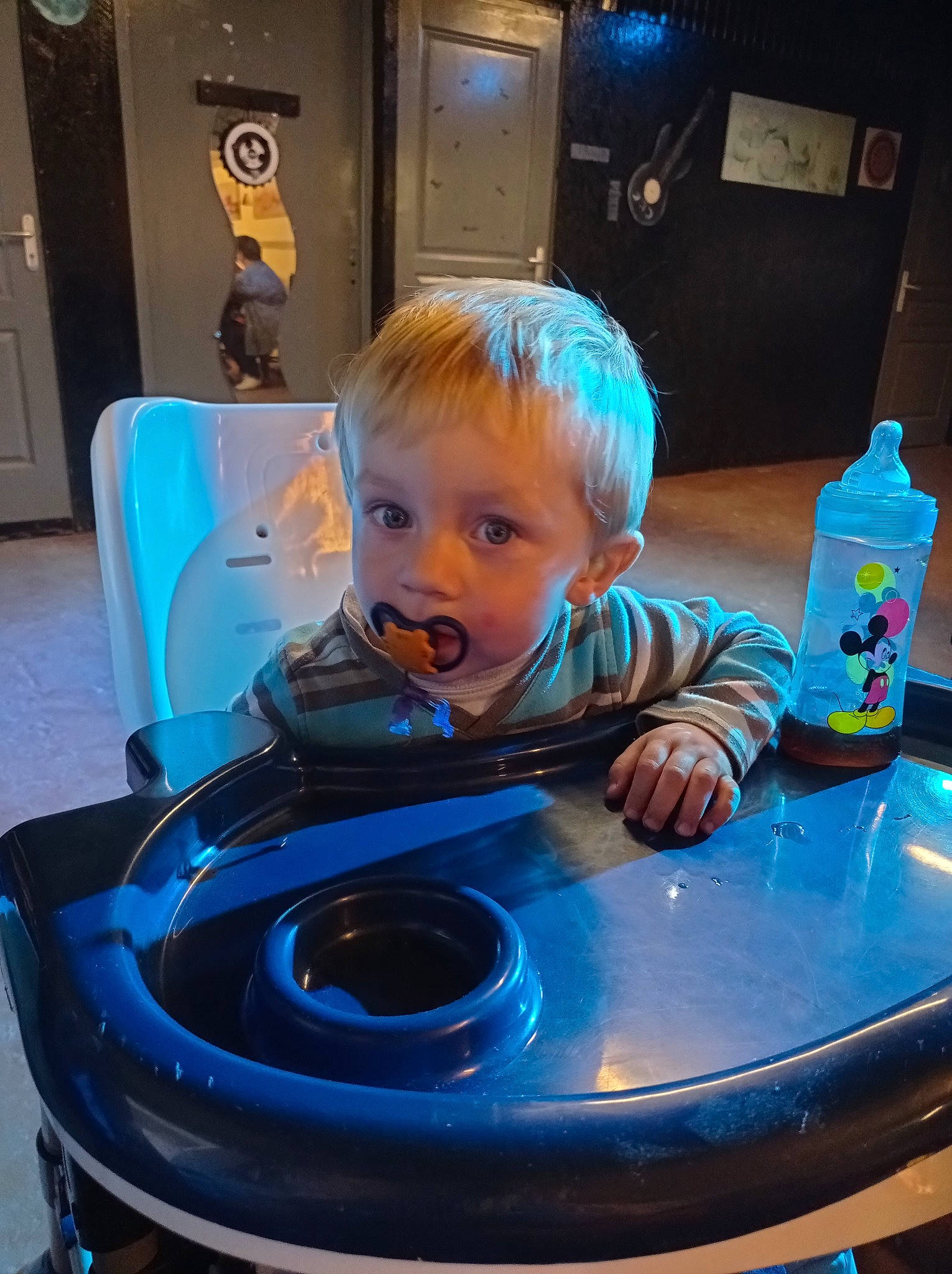 Leo participe au concours pour gagner de l'argent avec cette photo : automotive_design, baby, baby_products, blue, child, door, electric_blue, fictional_character, fun, gadget, games, leisure, machine, person, personal_protective_equipment, play, recreation, sitting, space, t_shirt