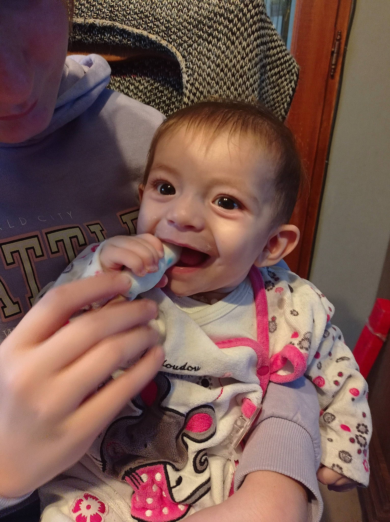 Ambre participe au concours pour gagner de l'argent avec cette photo : baby, baby_toddler_clothing, cheek, chin, facial_expression, finger, gesture, hairstyle, hand, happy, human, iris, lip, mammal, mouth, nose, person, product, skin, sleeve