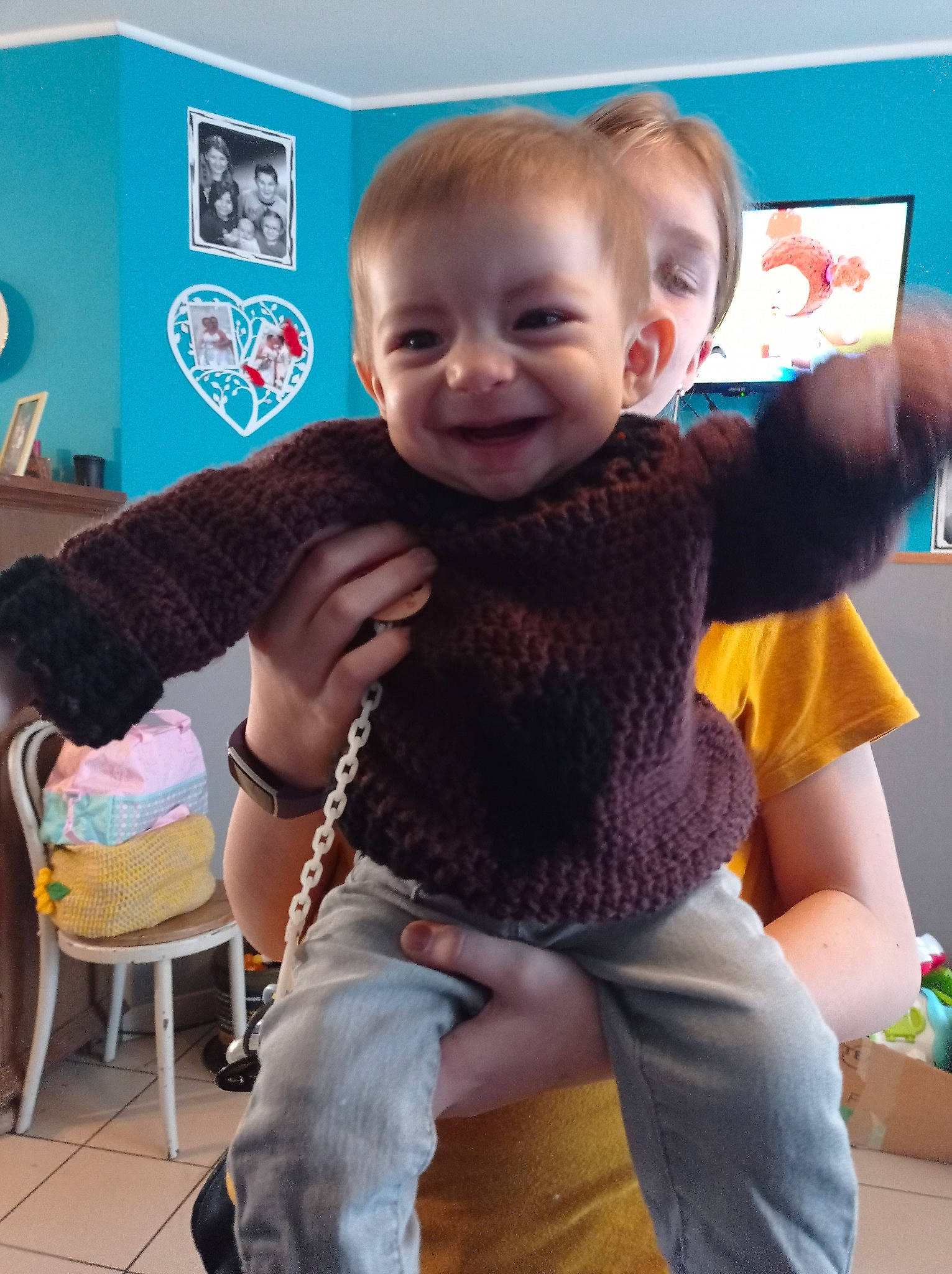 Ambre a rejoint le concours — aidez-le/la à gagner de superbes lots ! arm, blue, blurred, chair, cheek, finger, gesture, hand, happy, head, iris, joint, joy, lap, leg, organ, person, product, shoulder, skin