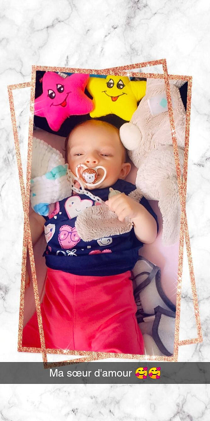 Ambre participe au concours pour gagner de l'argent avec cette photo : baby, baby_products, baby_toddler_clothing, chair, child, fun, happy, linens, magenta, orange, pattern, person, pink, play, rectangle, room, stuffed_toy, t_shirt, textile, toddler