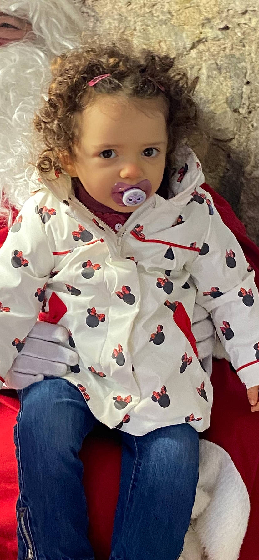 Inaya a rejoint le concours — aidez-le/la à gagner de superbes lots ! black, cheek, chin, clothing, eye, face, hair, head, human_body, iris, jeans, lip, mouth, neck, nose, organ, person, photograph, skin, trousers