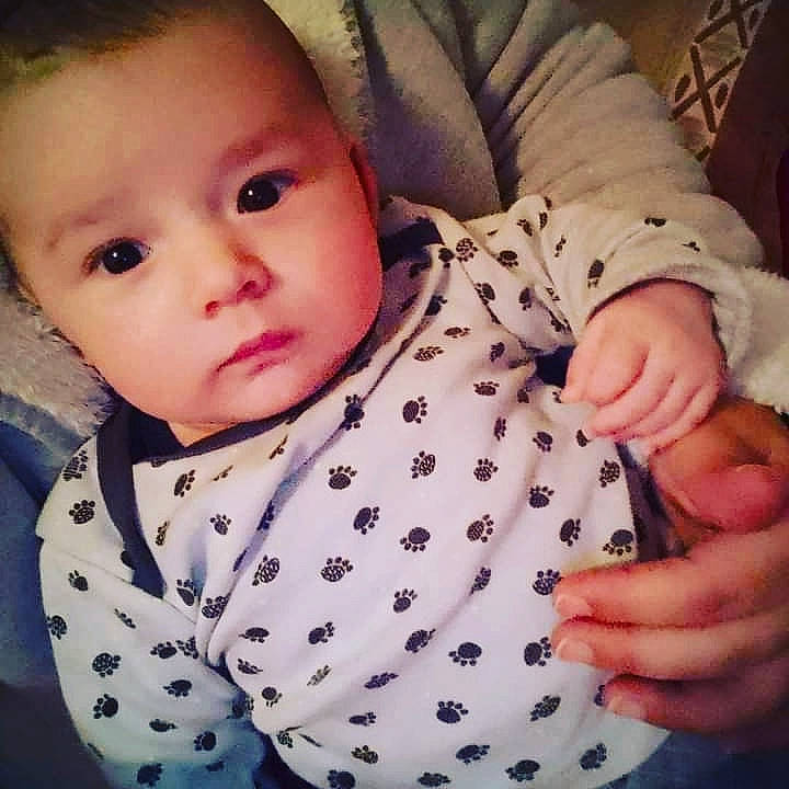 Adrian a rejoint le concours — aidez-le/la à gagner de superbes lots ! arm, baby_toddler_clothing, cheek, chin, eye, eyebrow, eyelash, face, facial_expression, hand, happy, human, iris, lip, mouth, neck, nose, outerwear, person, skin