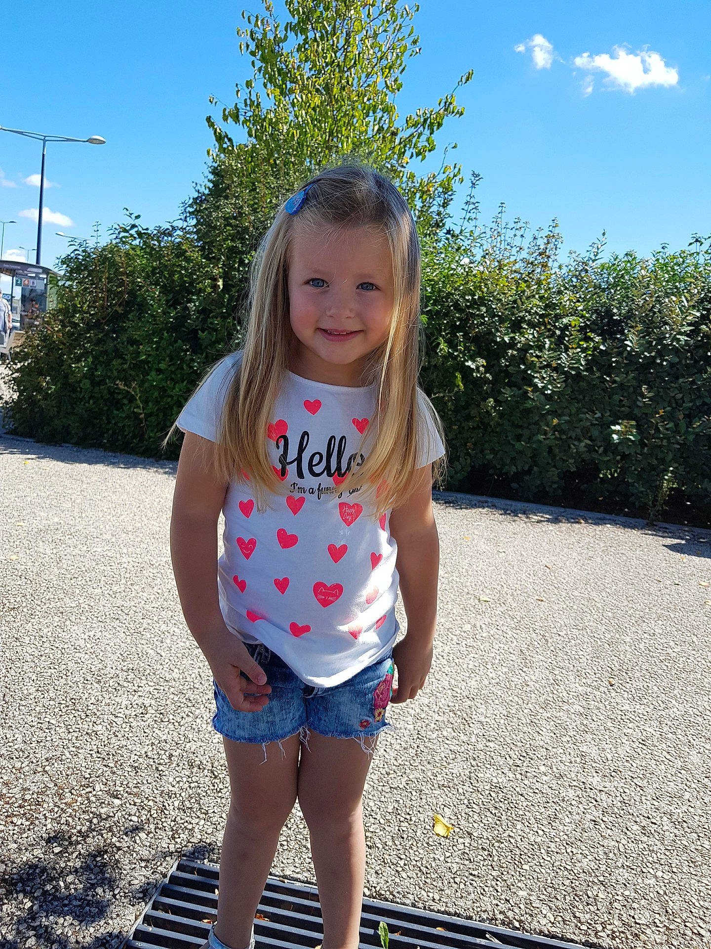 Daersa a rejoint le concours — aidez-le/la à gagner de superbes lots ! beauty, blond, blue, child, clothing, cool, day, design, fun, girl, hair, human_hair_color, joy, leg, pattern, person, pink, public_space, shorts, shoulder