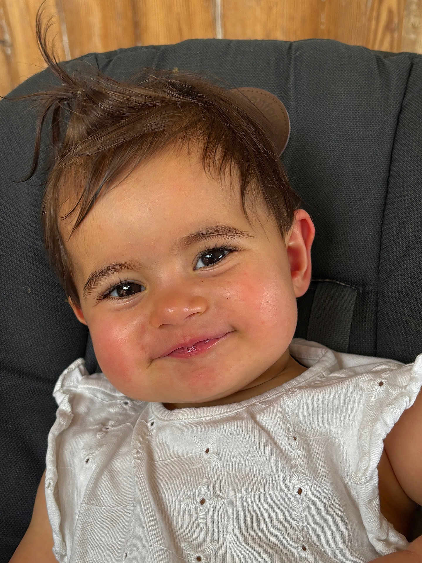 Haïlie Jeanne a rejoint le concours — aidez-le/la à gagner de superbes lots ! toddler, child, smiling, face, white_clothing, hair, seat, cushion, portrait, cute, happy, eyes, baby, skin, person, indoors, closeup, expression, apparel, young_child