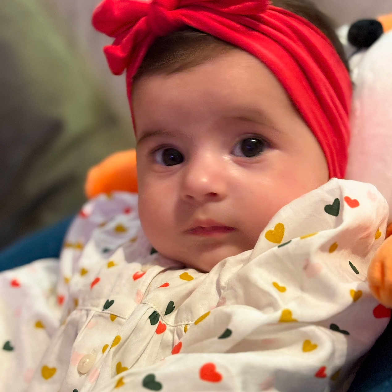 Haïlie participe au concours pour gagner de l'argent avec cette photo : accessories, baby, bodypart, bonnet, clothing, couch, face, finger, furniture, hand, happy, hat, head, headband, newborn, person, photography, portrait, smile, turban