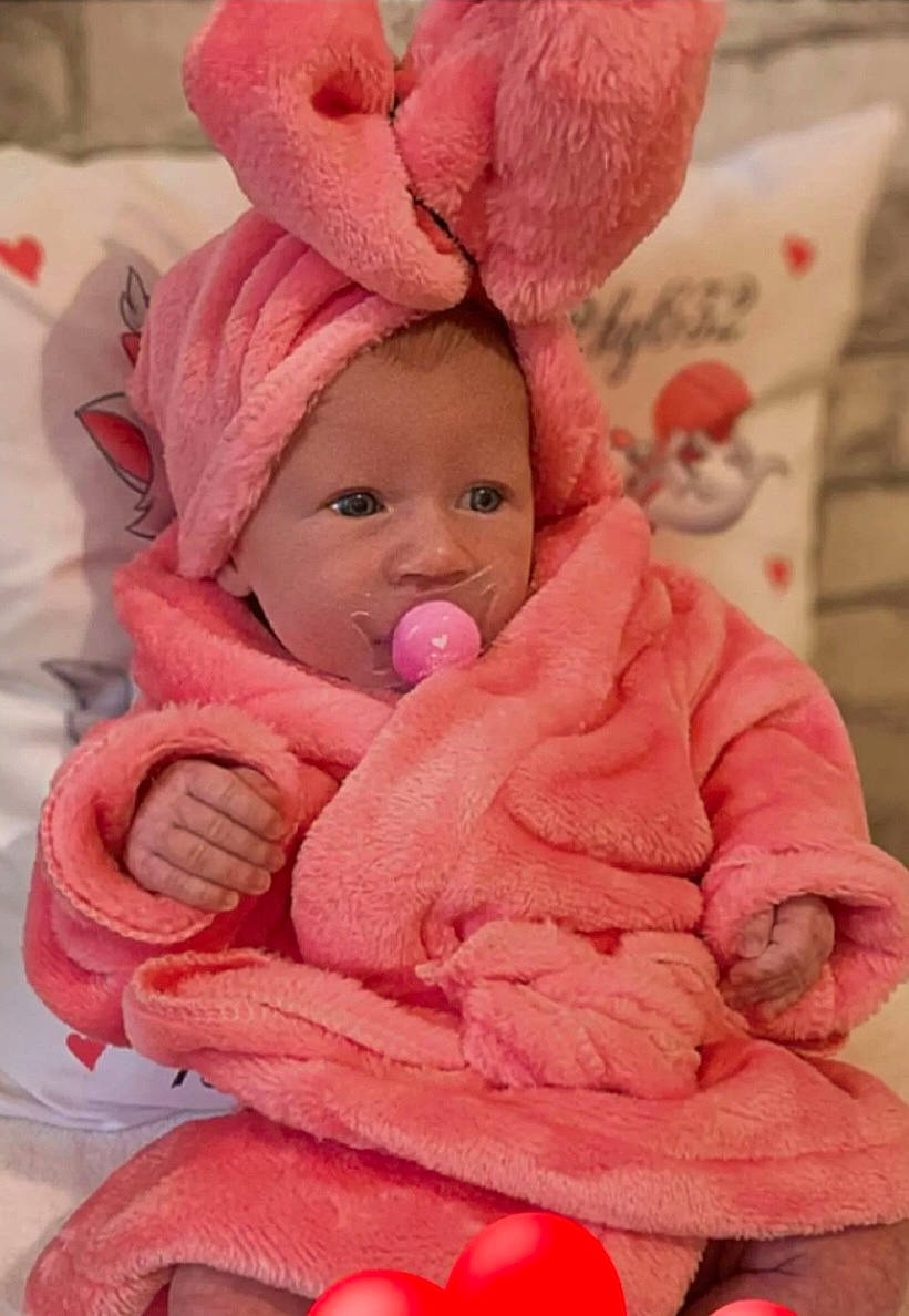 Marie a rejoint le concours — aidez-le/la à gagner de superbes lots ! baby, baby_products, baby_sleeping, baby_toddler_clothing, cheek, chin, comfort, face, happy, head, headwear, linens, lip, magenta, nose, person, pink, red, skin, sleeve