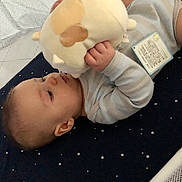 Samuel a rejoint le concours — aidez-le/la à gagner de superbes lots ! baby, infant, plush_toy, soft_toy, blanket, stars, playpen, mesh, hand, face, clothing, sleeves, tag, lying_down, cute, child, indoors, resting, sleepwear, curious