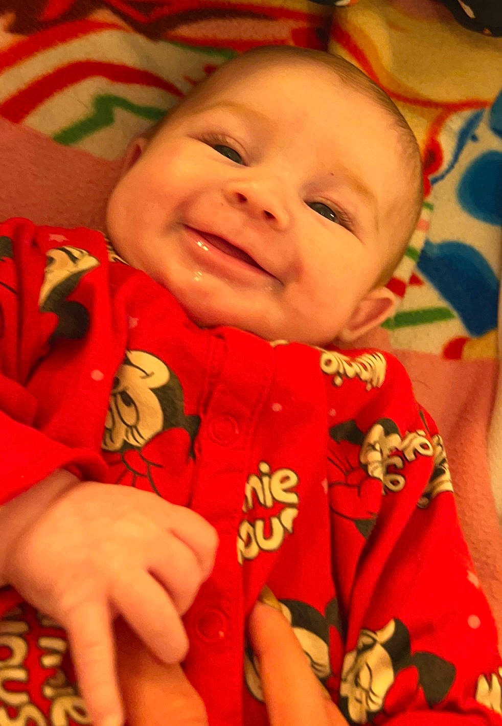 Léonie participe au concours pour gagner de l'argent avec cette photo : baby, baby_toddler_clothing, cheek, dress, eye, face, facial_expression, finger, gesture, hand, happy, iris, lip, nose, orange, person, skin, sleeve, smile, textile