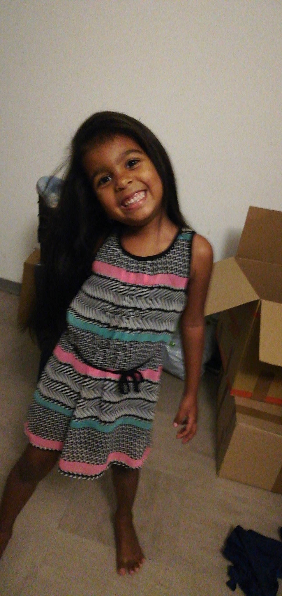 Mélina participe au concours pour gagner de l'argent avec cette photo : abdomen, black, black_hair, clothing, day, dress, fun, girl, hair, hairstyle, joint, joy, leg, long_hair, outerwear, pattern, person, shoulder, smile, standing