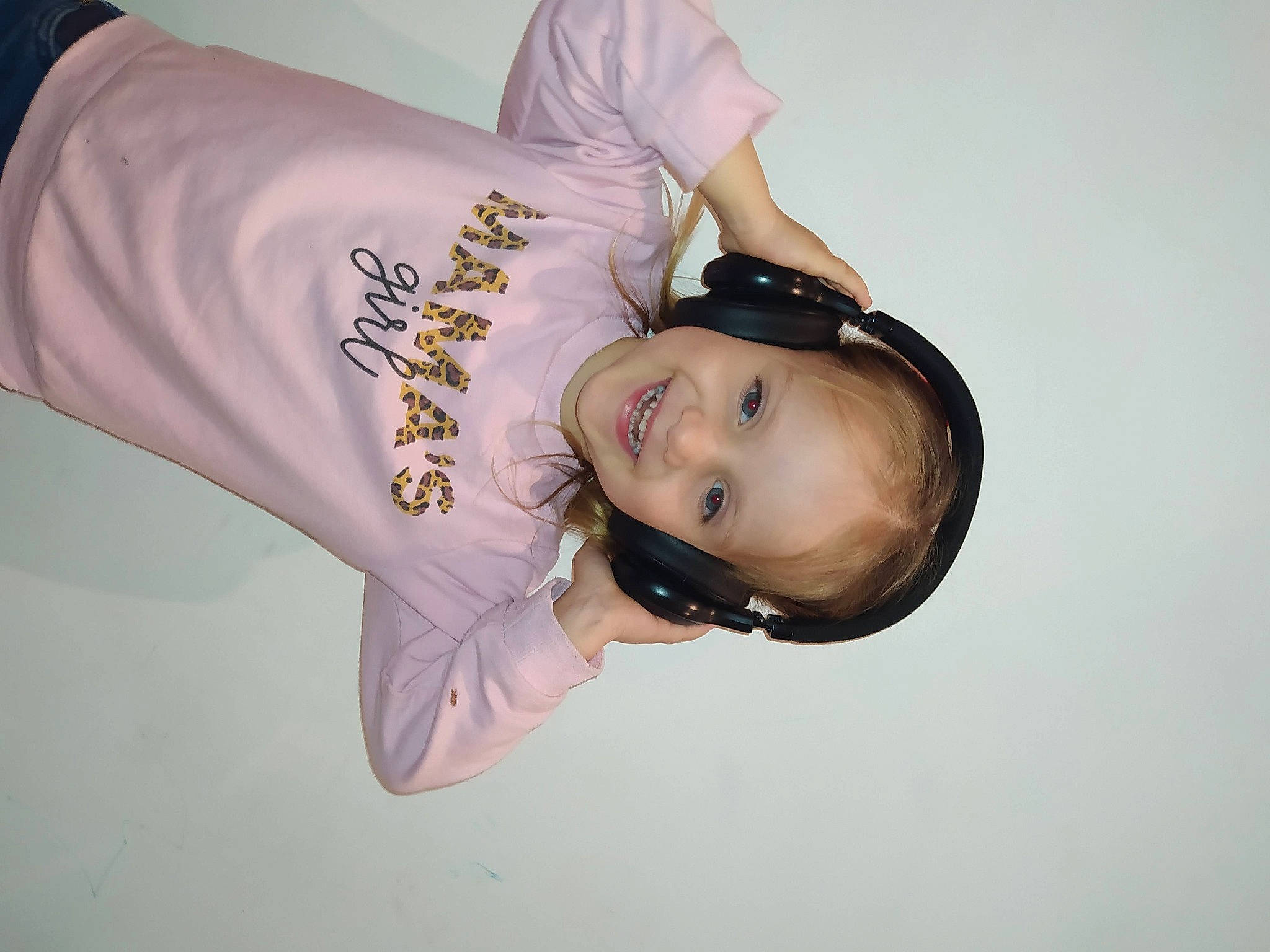 Evelina participe au concours pour gagner de l'argent avec cette photo : arm, black_hair, cheek, chest, child, elbow, eye, eyelash, flash_photography, fun, happy, joy, lip, magenta, mouth, neck, nose, person, portrait_photography, sleeve