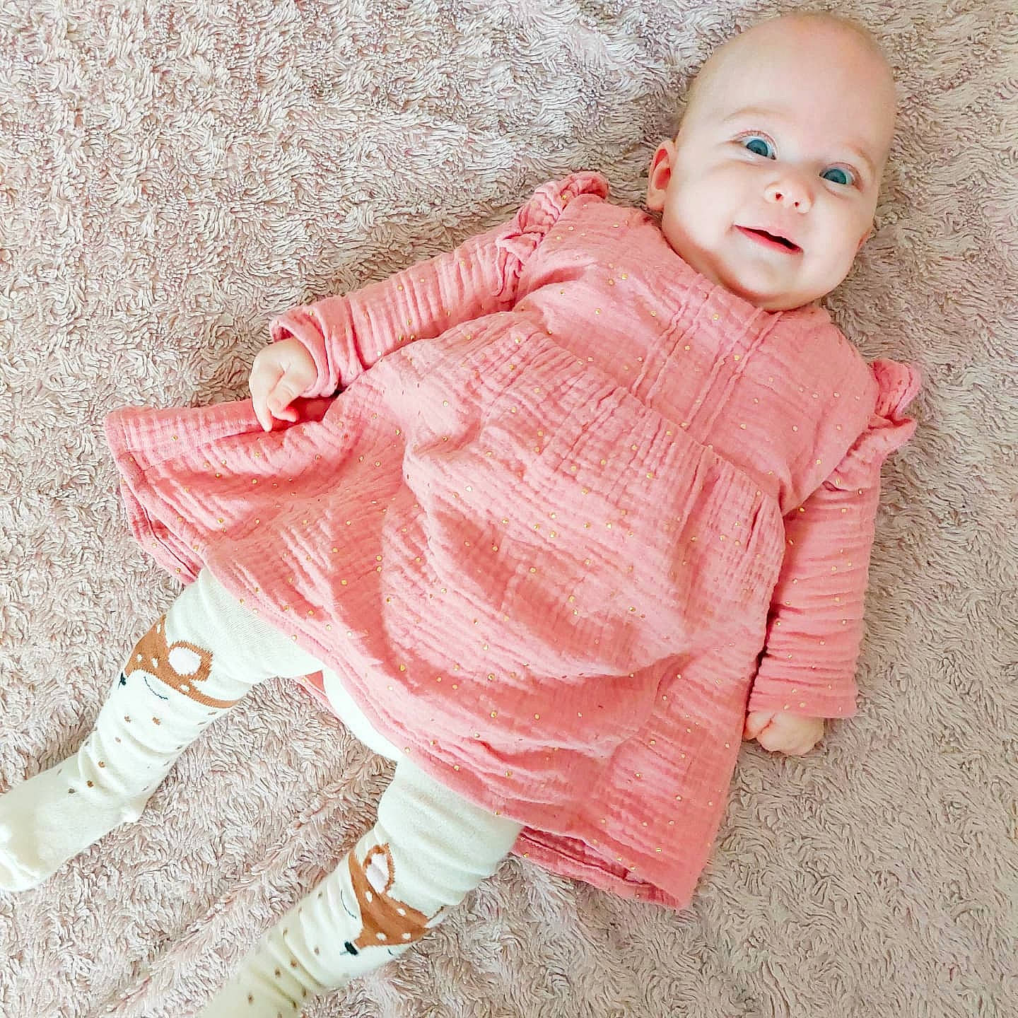 Ava participe au concours pour gagner de l'argent avec cette photo : baby, baby_toddler_clothing, carmine, child, clothing, foot, human_leg, leg, pattern, peach, person, pink, play, sandal, sitting, skin, sleeve, smile, sock, toddler