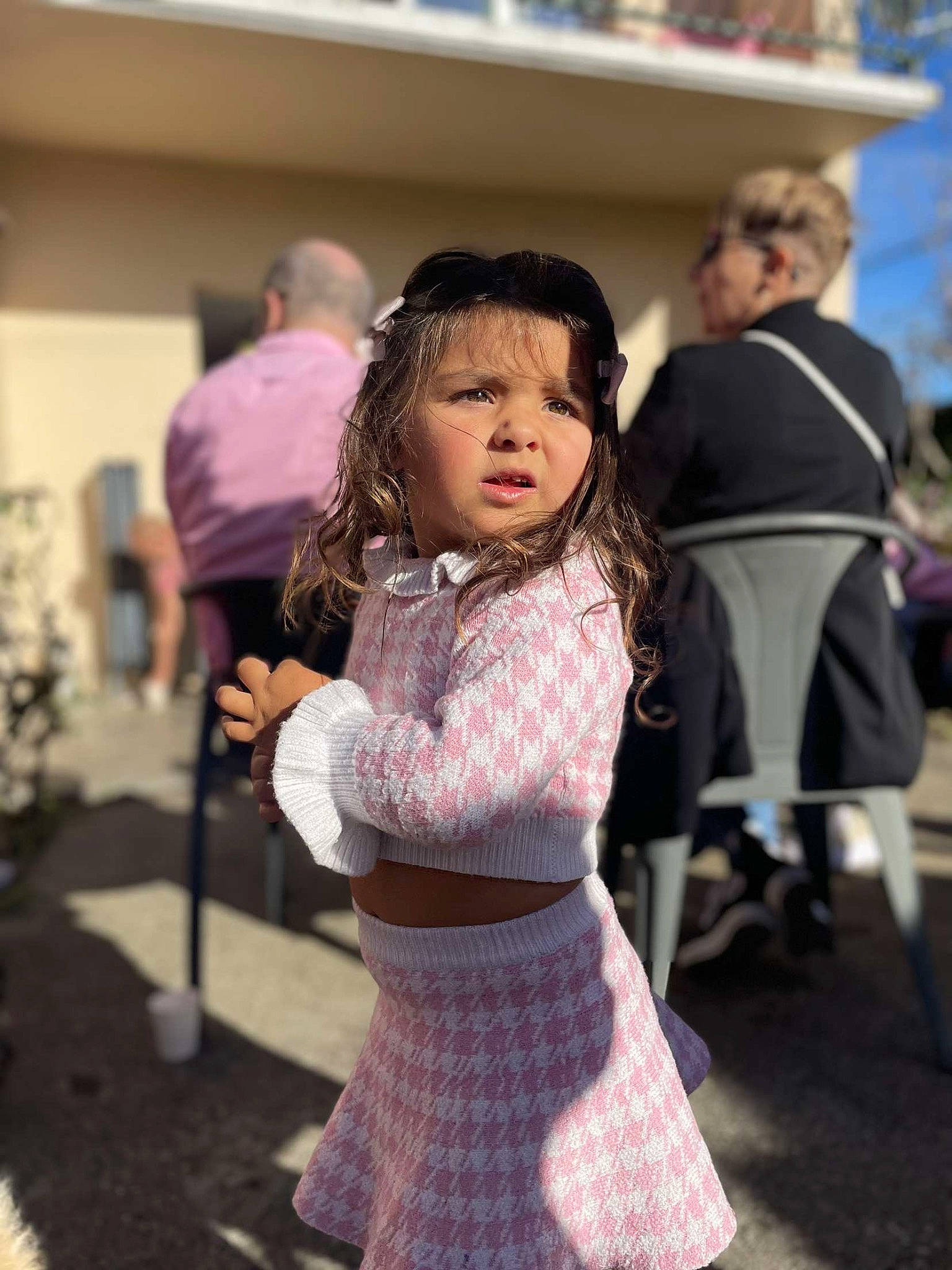 Shayness participe au concours pour gagner de l'argent avec cette photo : chair, child, entertainment, event, fashion, fashion_design, flooring, fun, hairstyle, happy, leisure, magenta, pattern, person, photograph, purple, recreation, room, toddler, tradition