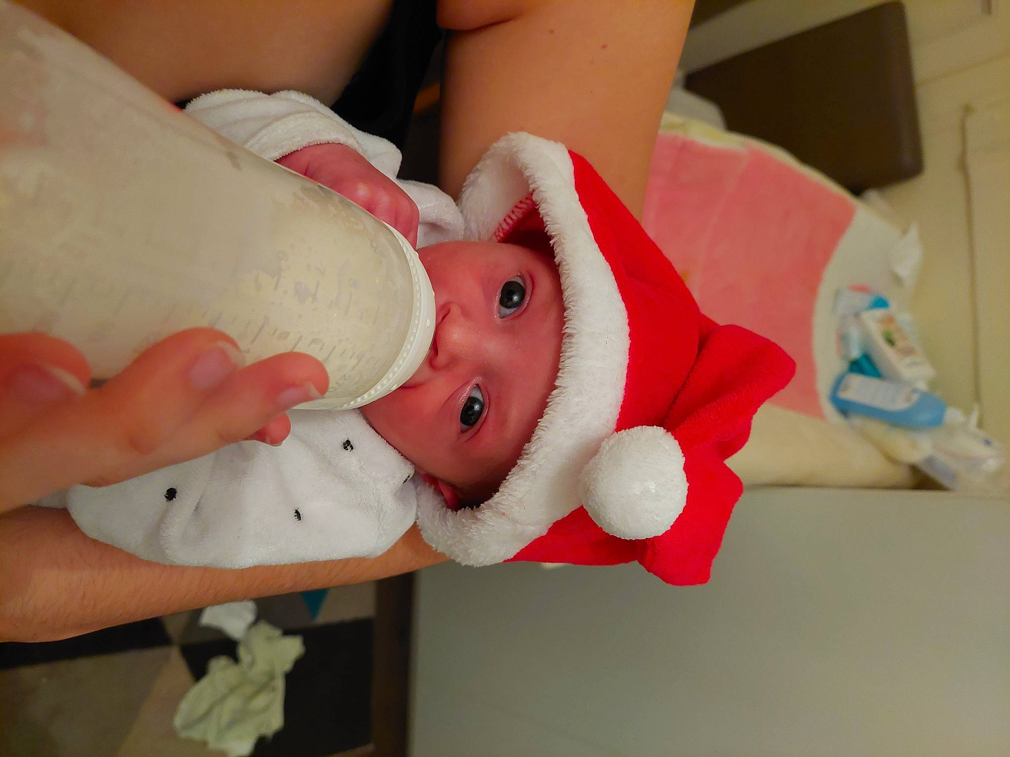 Syanna a rejoint le concours — aidez-le/la à gagner de superbes lots ! baby, baby_products, baby_safety, baby_toddler_clothing, carmine, child, event, finger, hand, head, headwear, human_body, nail, party_supply, person, pink, room, skin, stomach, thumb