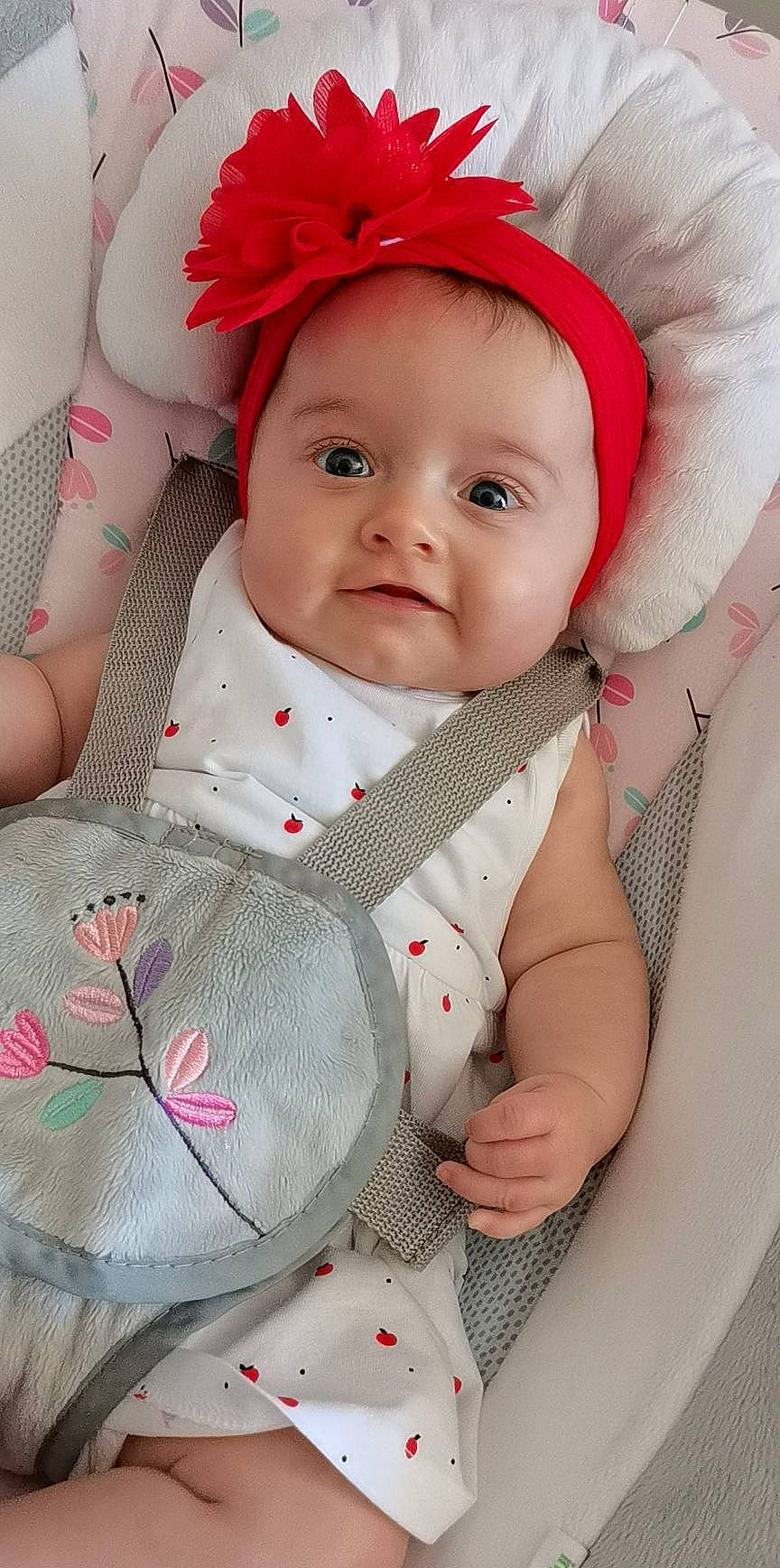 Suana a rejoint le concours — aidez-le/la à gagner de superbes lots ! baby, baby_toddler_clothing, cap, cheek, chin, comfort, dress, eye, face, happy, head, headgear, headwear, human_body, lip, person, pink, skin, sleeve, smile