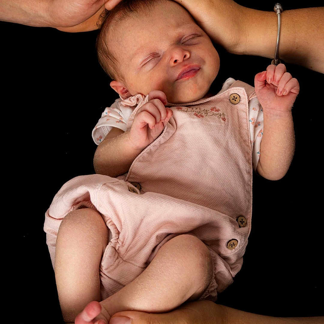 Jade a rejoint le concours — aidez-le/la à gagner de superbes lots ! baby, black_background, closeup, cute, family, hands, human, infant, love, newborn, parental_care, peaceful, pink_overalls, portrait, skin, sleeping, small_feet, soft_clothing, tenderness, tiny_hands