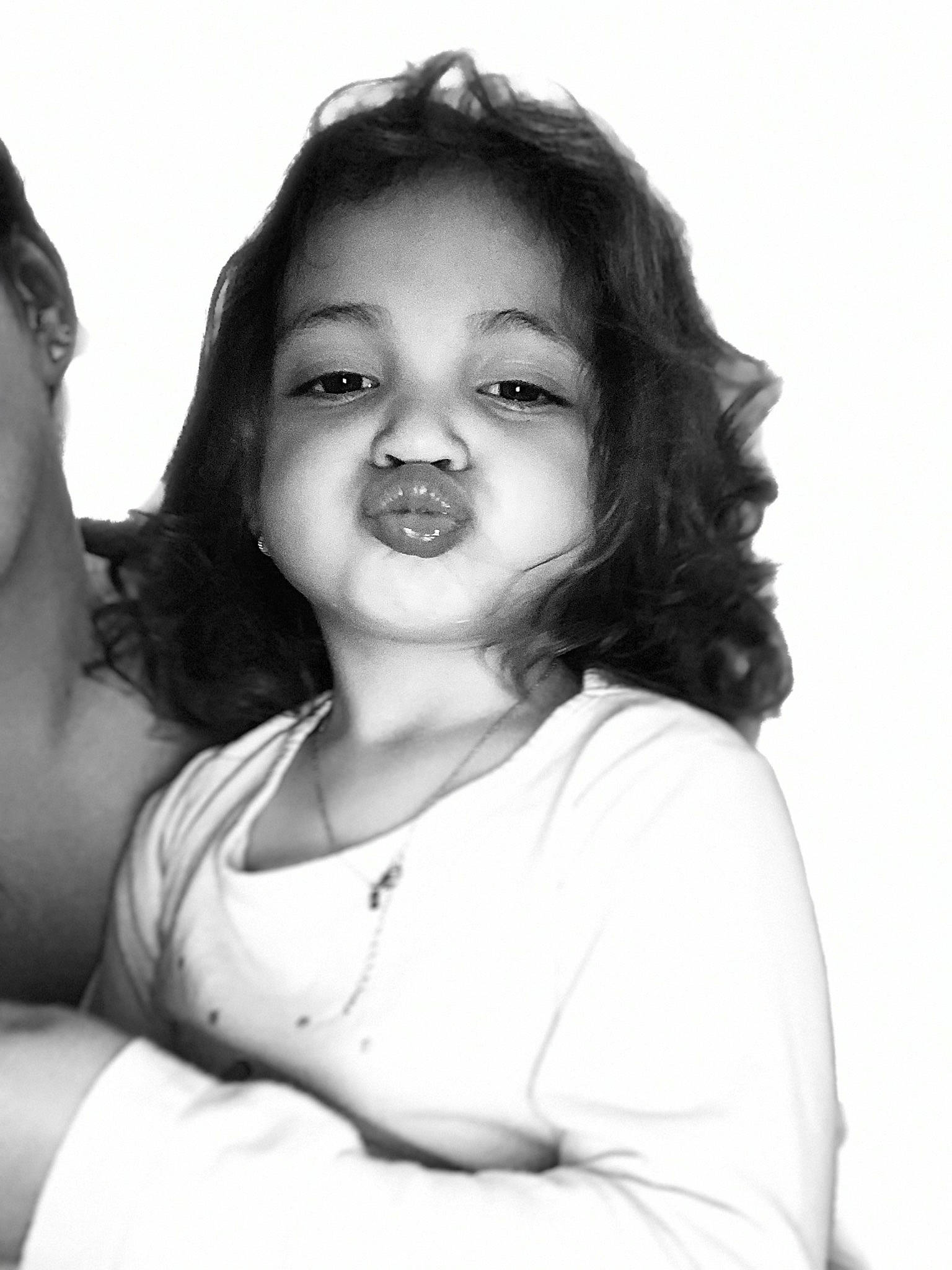 Maëlia participe au concours pour gagner de l'argent avec cette photo : arm, cheek, chin, eyebrow, eyelash, face, flash_photography, forehead, gesture, happy, human_body, iris, jaw, lip, mouth, neck, nose, person, shoulder, skin