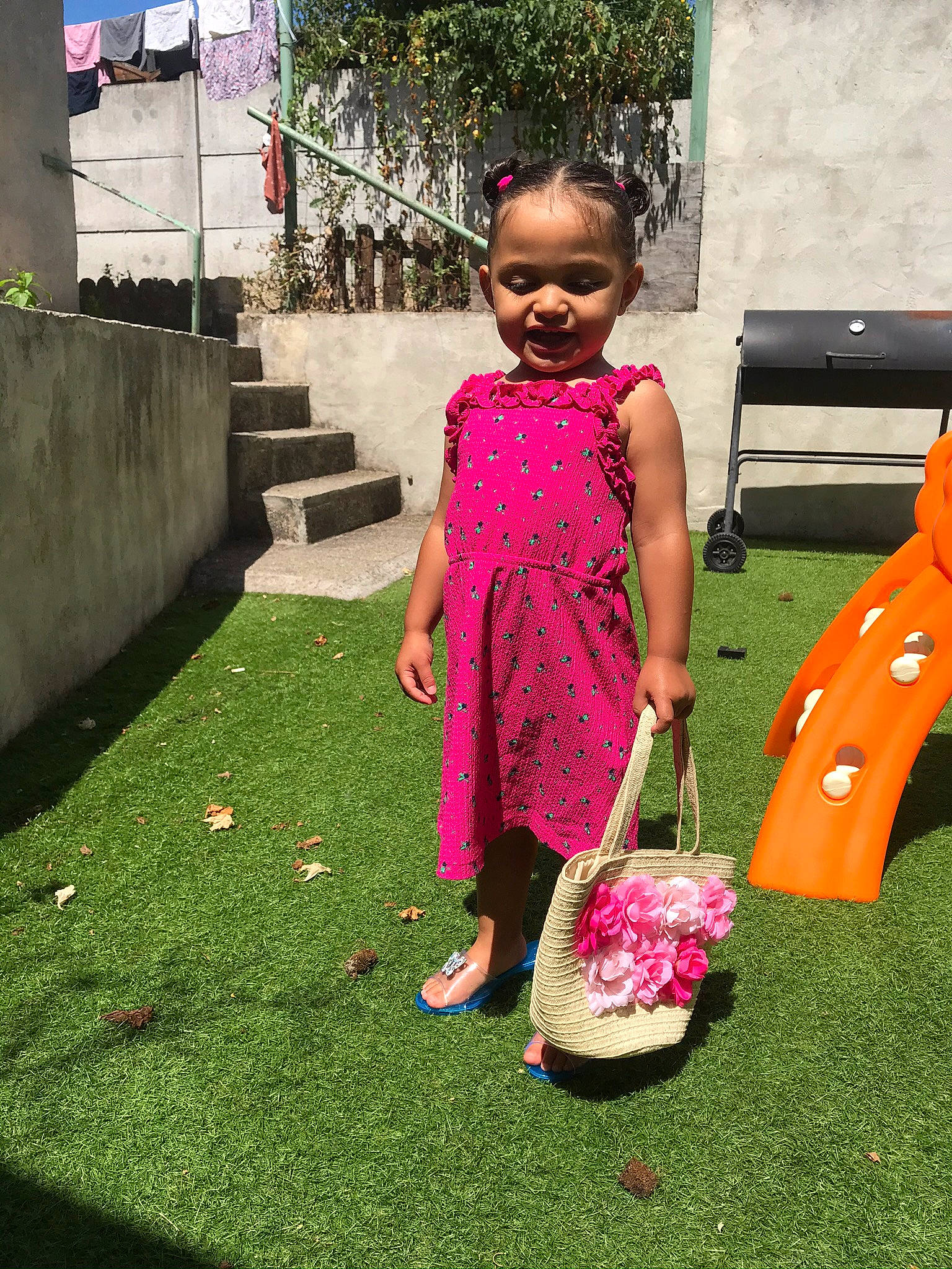 Maëlia participe au concours pour gagner de l'argent avec cette photo : bag, child, fun, grass, happy, lawn, leisure, luggage_and_bags, magenta, mammal, people_in_nature, person, pink, plant, recreation, sandal, smile, television, toddler, tree