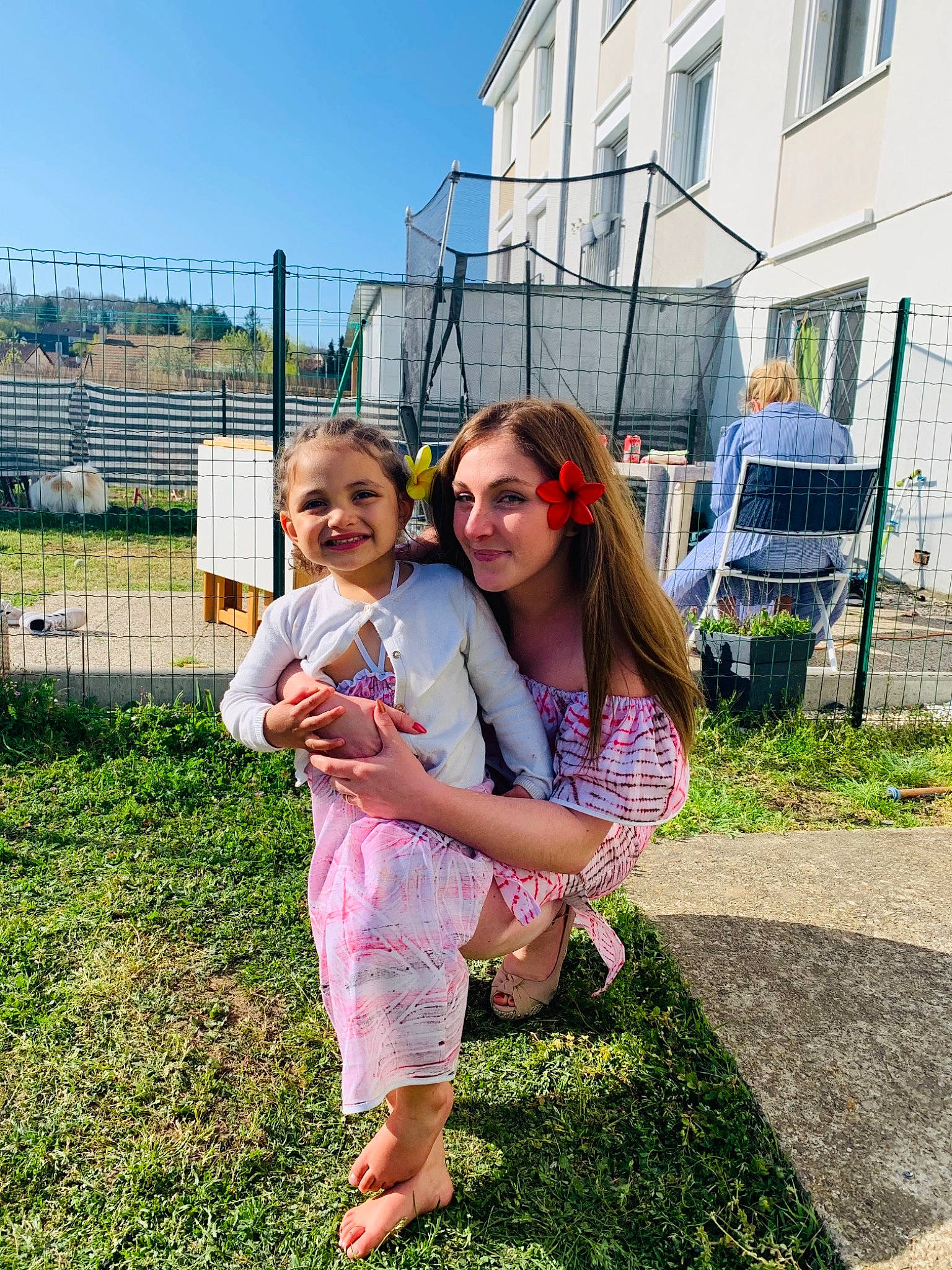 Maëlia participe au concours pour gagner de l'argent avec cette photo : barefoot, city, community, event, eyewear, fawn, fun, grass, happy, joy, landscape, lawn, leisure, people_in_nature, person, plant, recreation, sky, smile, sunglasses