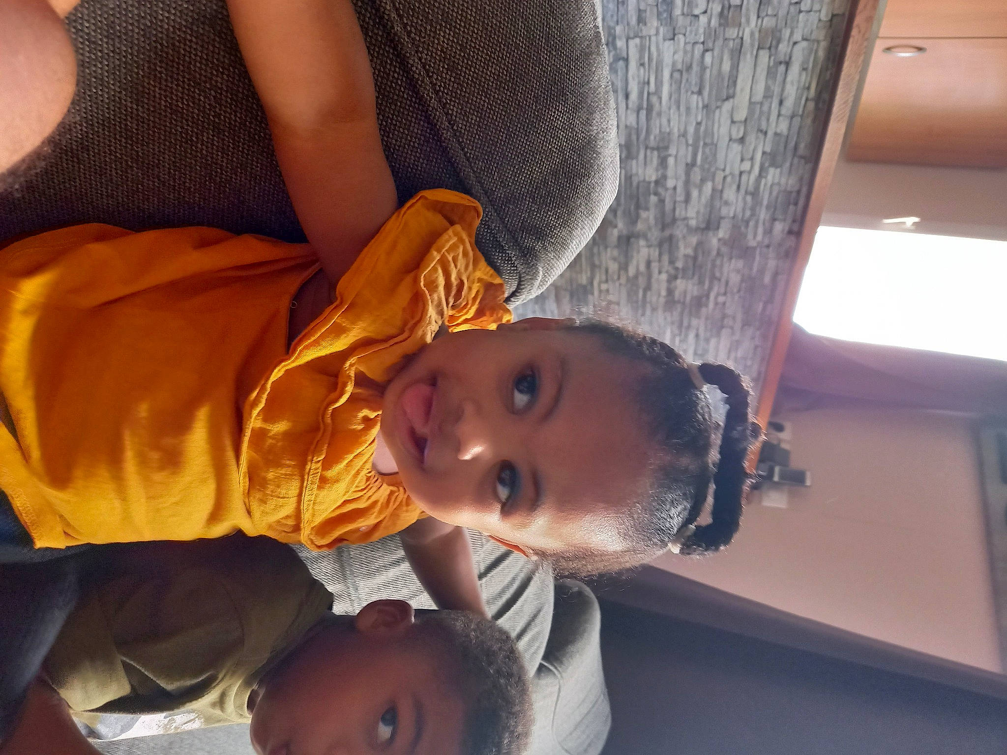 Leyah participe au concours pour gagner de l'argent avec cette photo : baby, child, comfort, elbow, eye, face, fun, happy, head, human_leg, mouth, nose, person, room, toddler, tree, under_exposed, wood